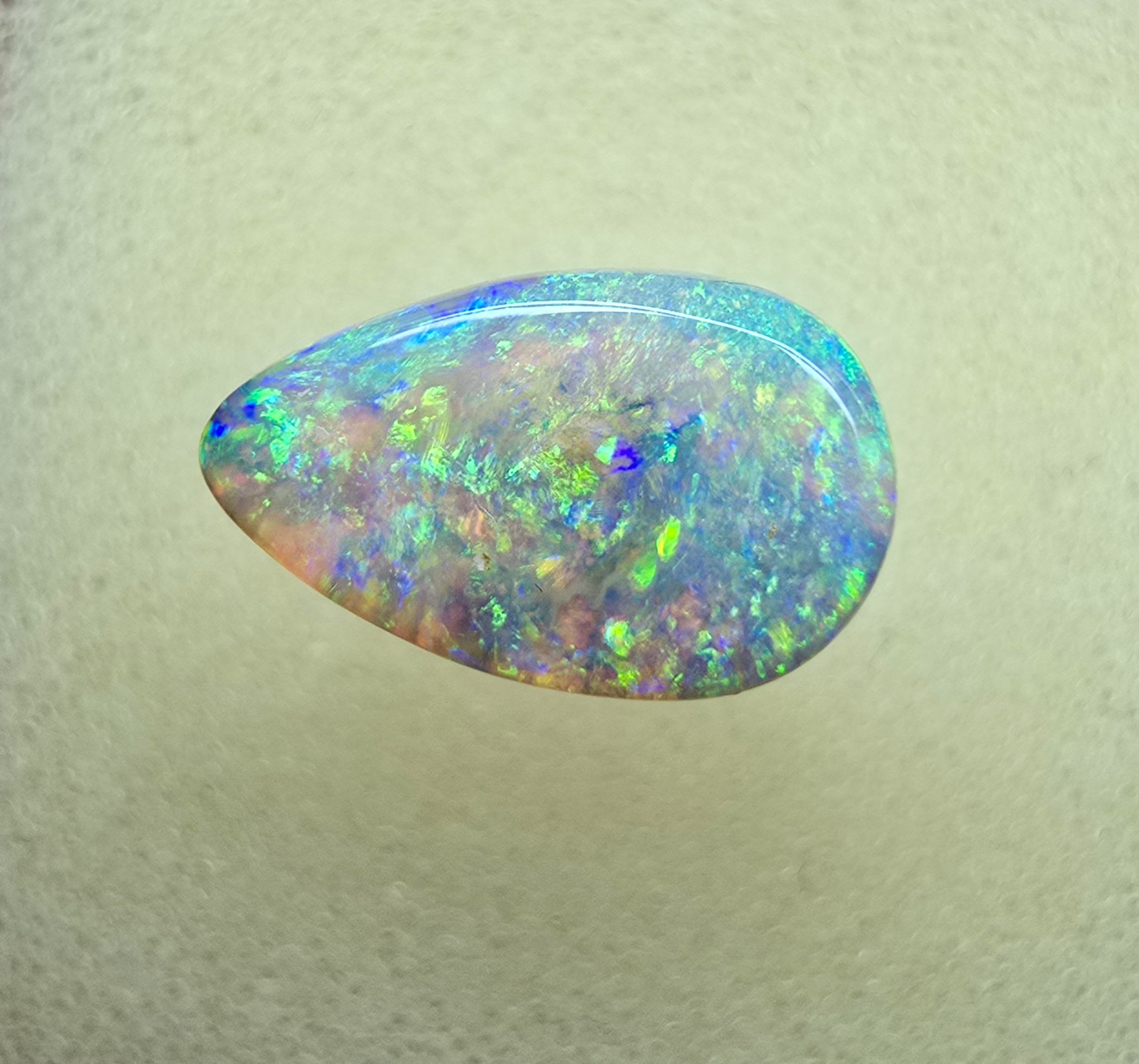 A823 - Glittering crop cut pipe opal