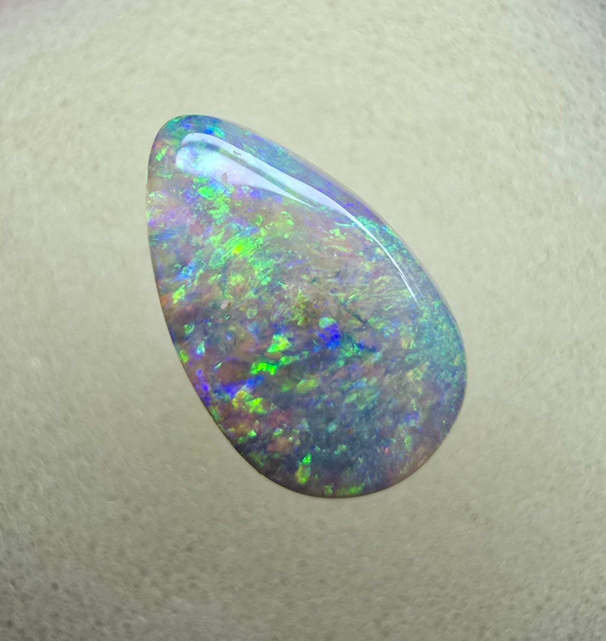 A823 - Glittering crop cut pipe opal