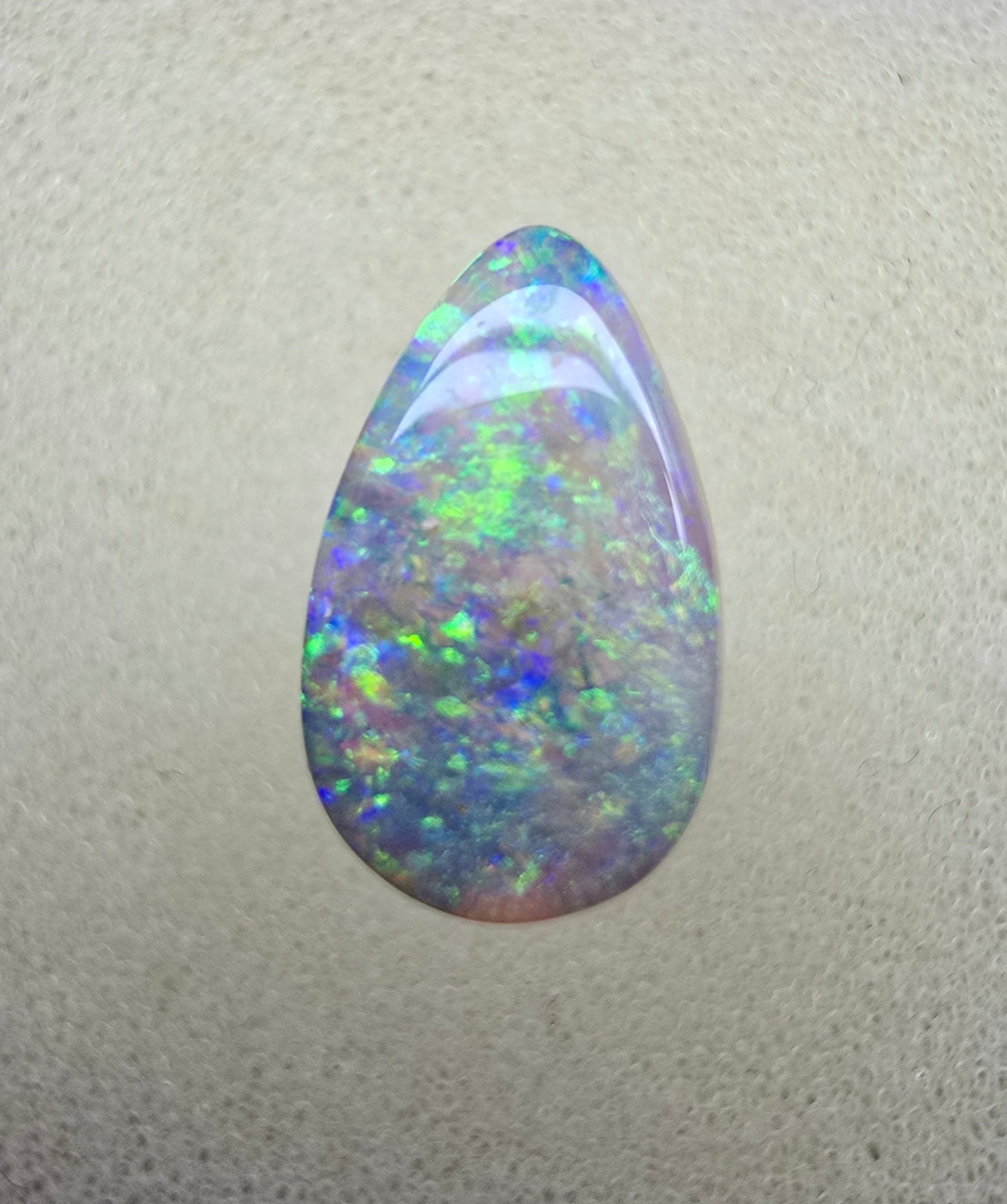 A823 - Glittering crop cut pipe opal