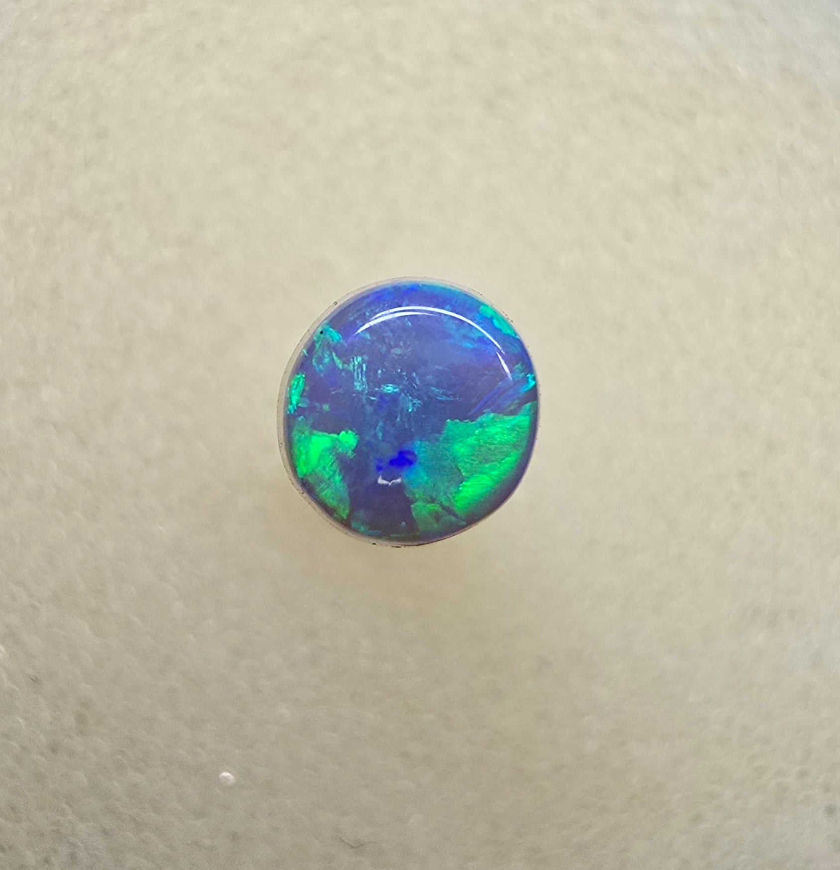 A825 - Small round cut flash