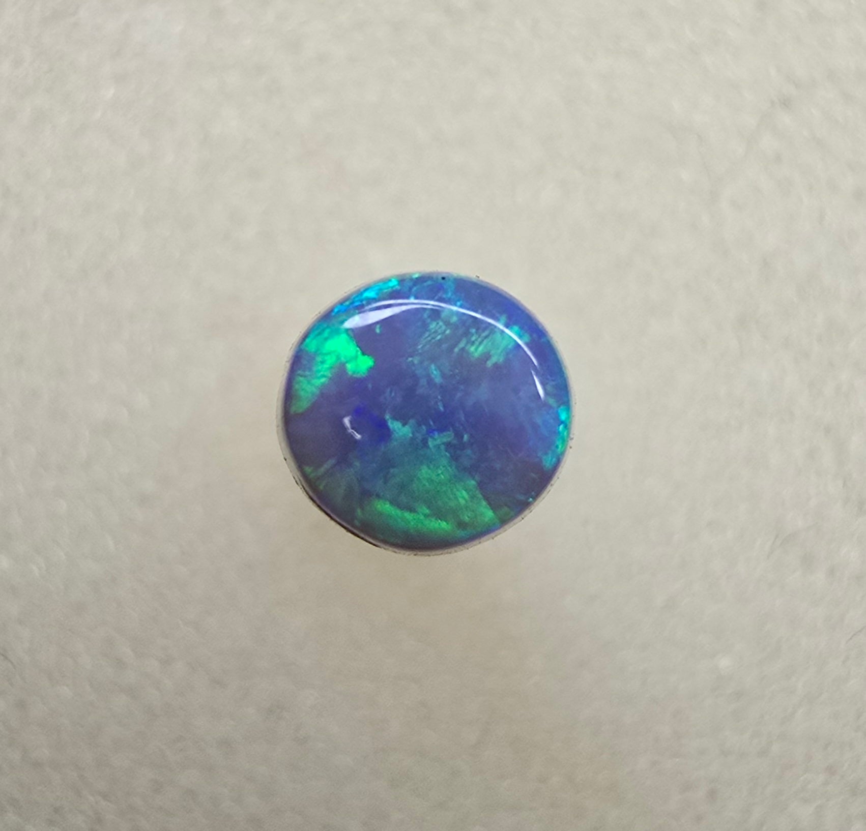 A825 - Small round cut flash