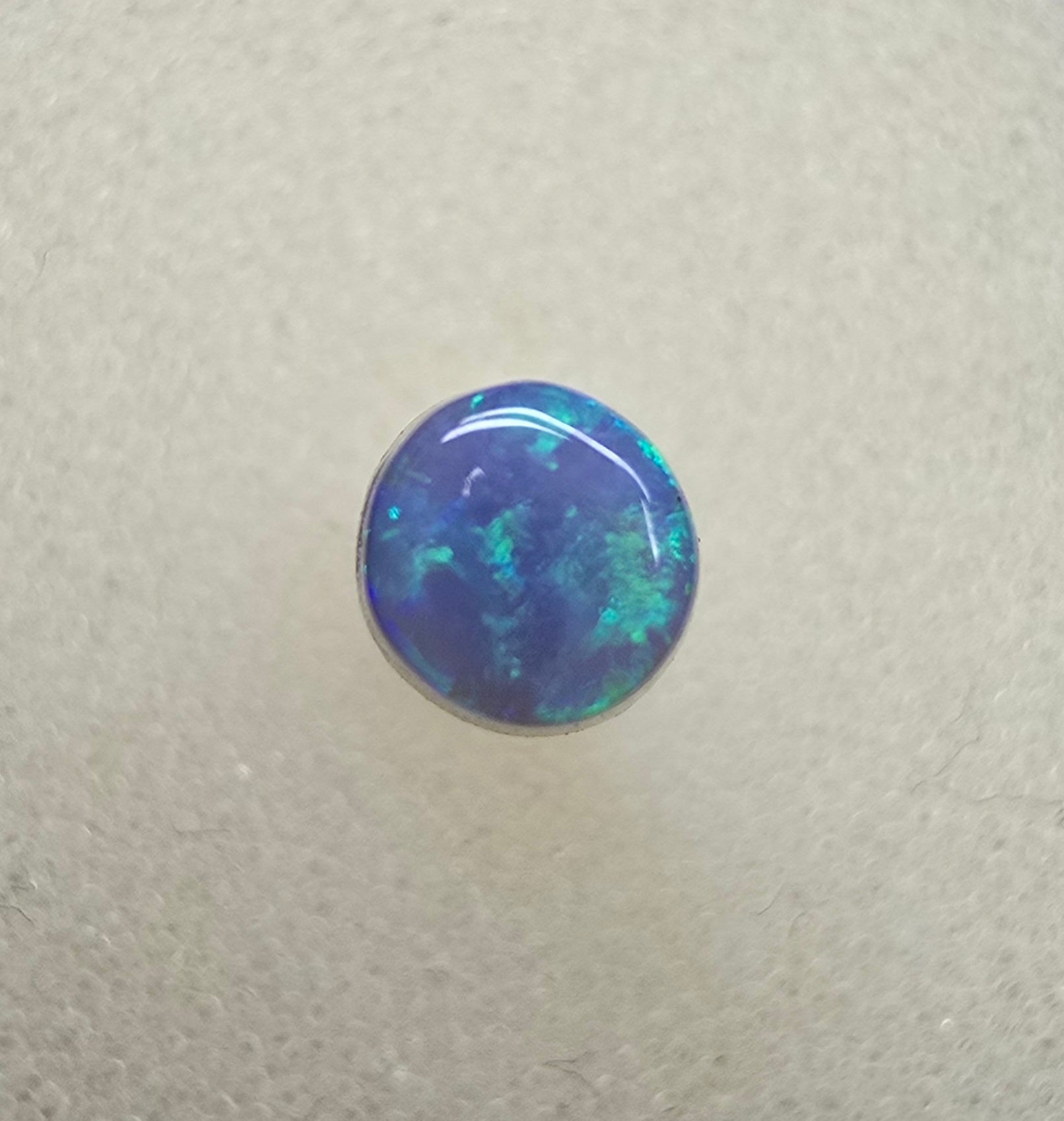 A825 - Small round cut flash