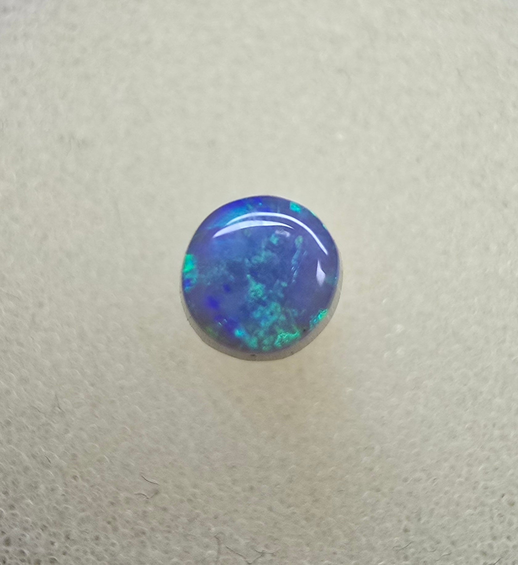 A825 - Small round cut flash