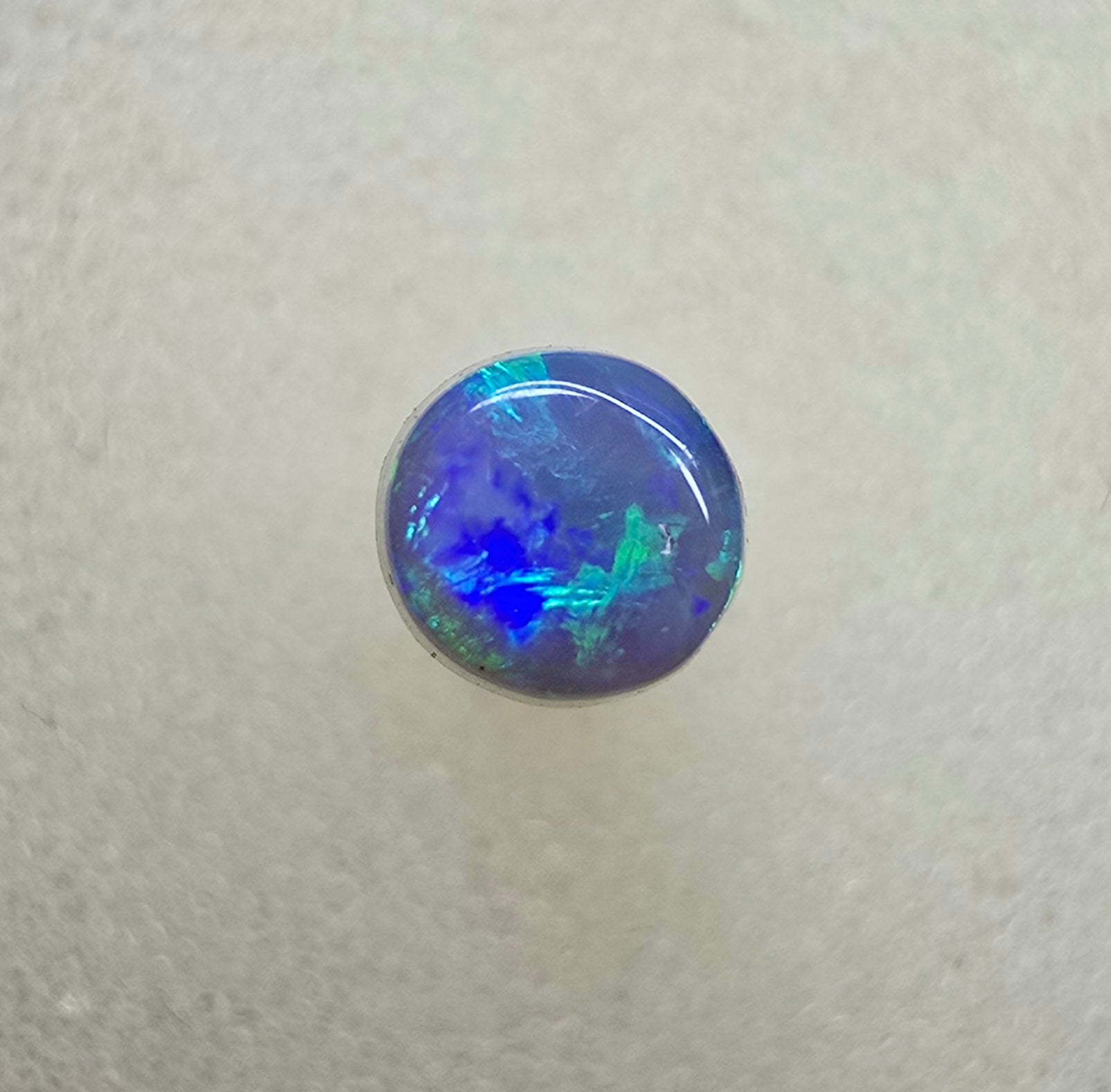 A825 - Small round cut flash