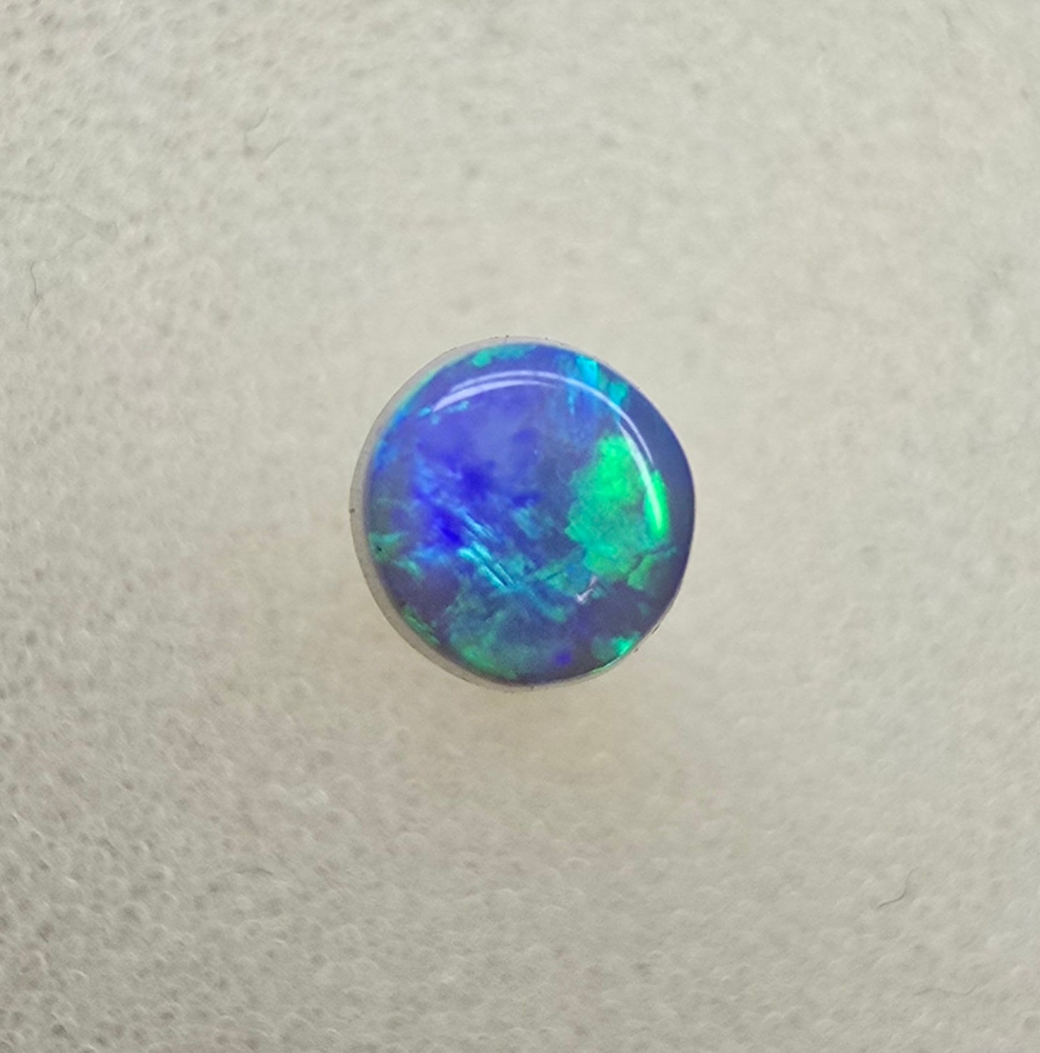A825 - Small round cut flash