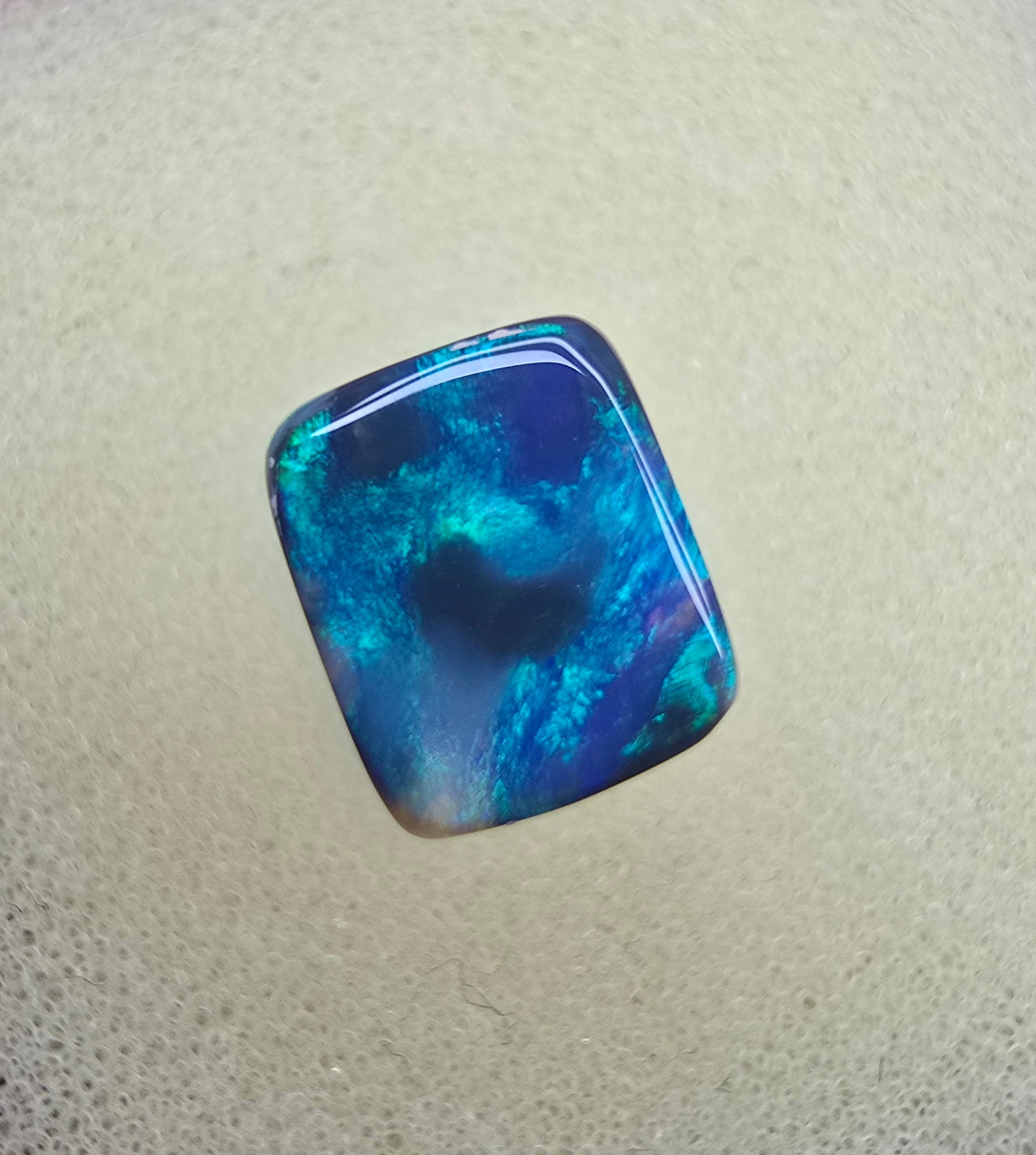 A828 - Cushion cut picture stone
