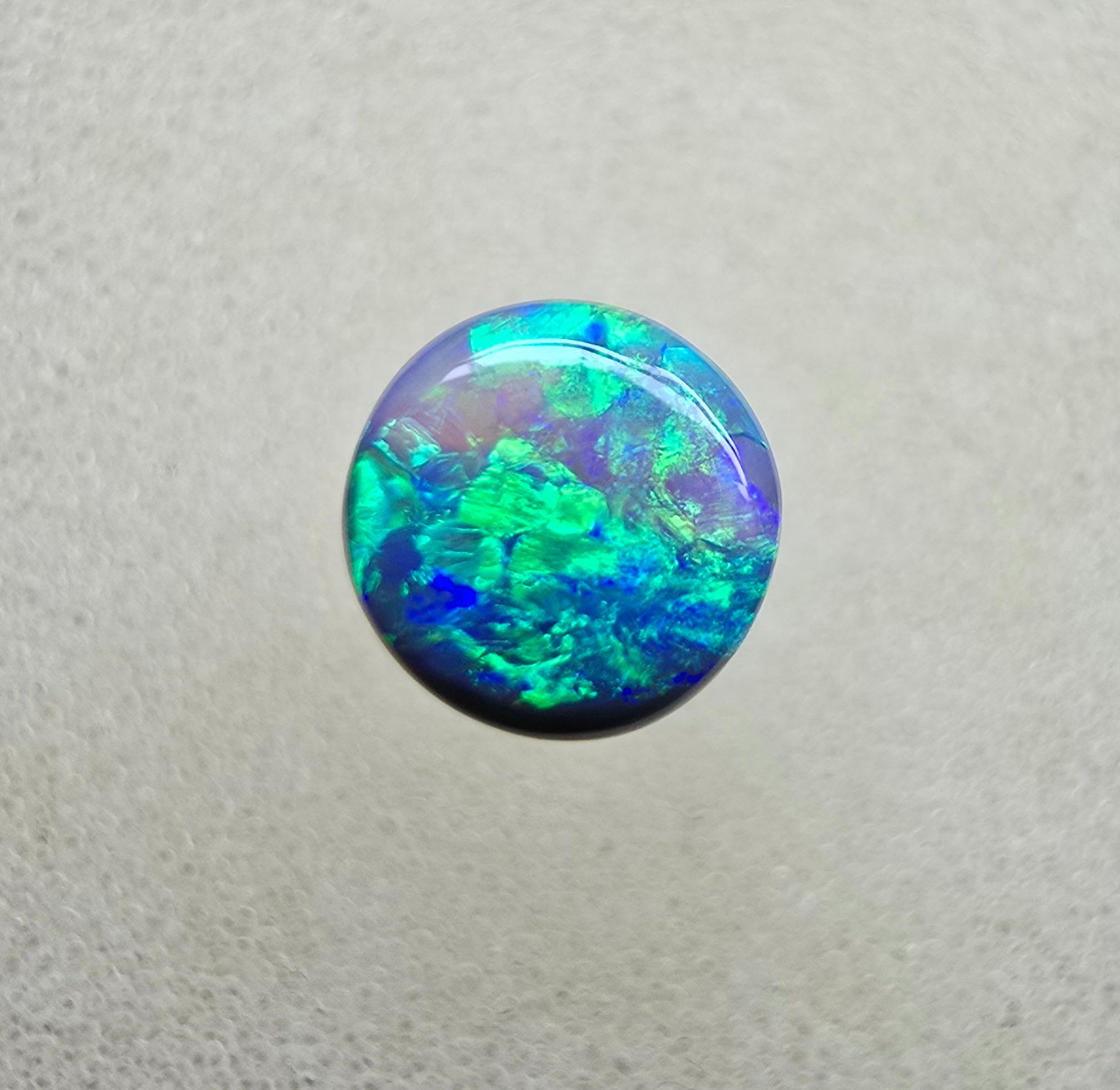 A845 - Round cut gem black opal