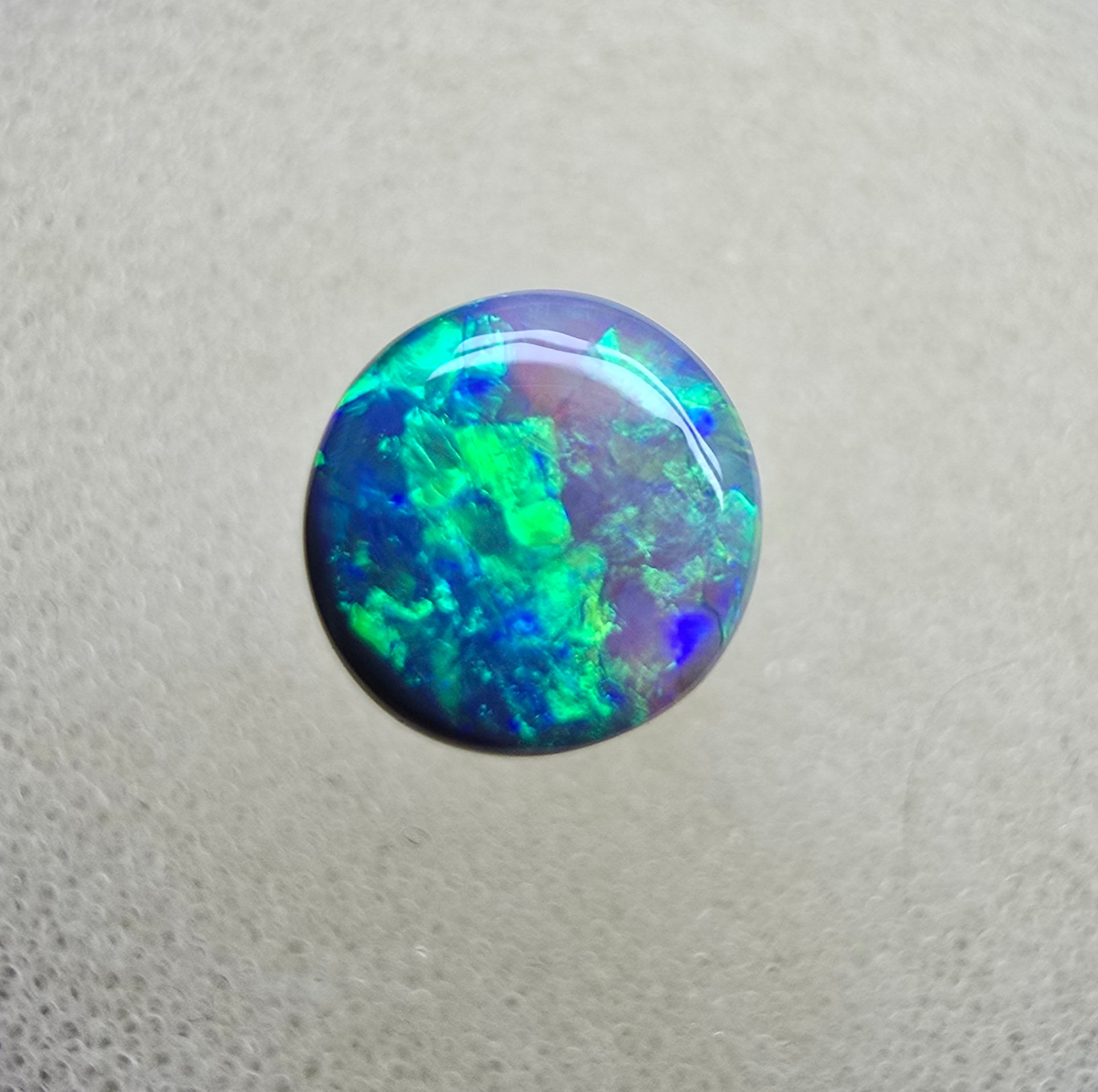A845 - Round cut gem black opal