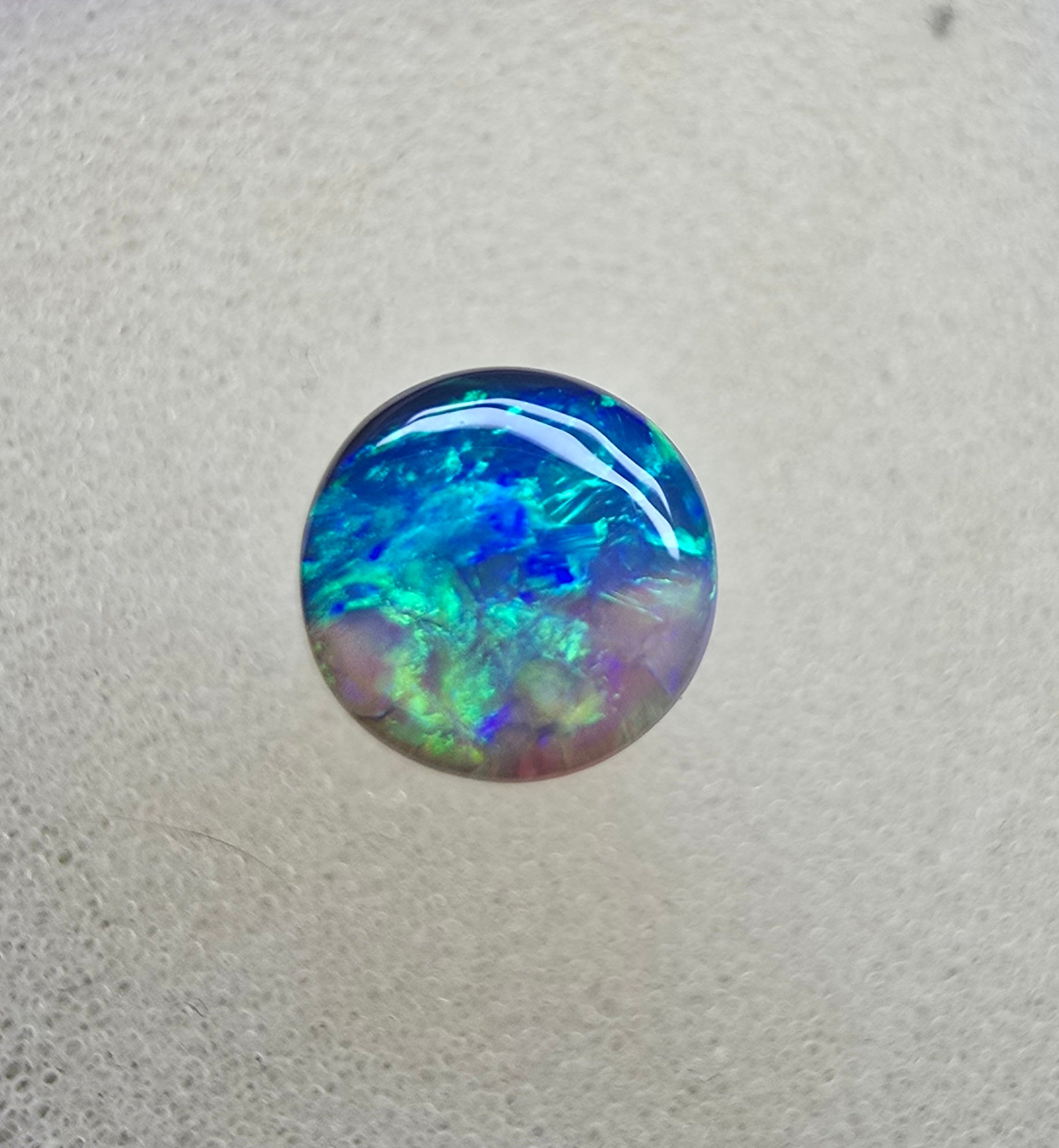 A845 - Round cut gem black opal