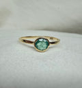 J012 - Fine emerald and gold ring