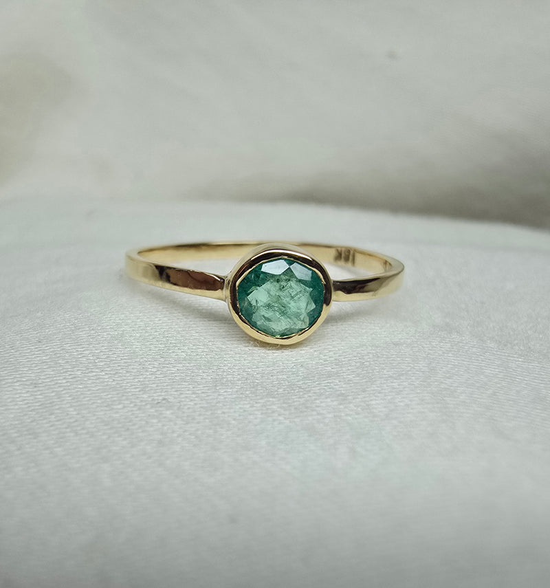 J012 - Fine emerald and gold ring