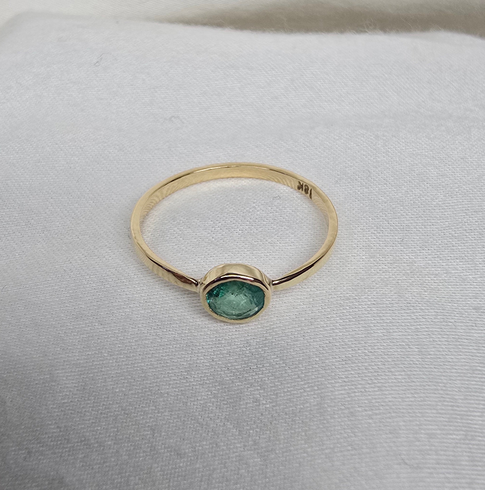 J012 - Fine emerald and gold ring