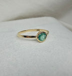 J012 - Fine emerald and gold ring