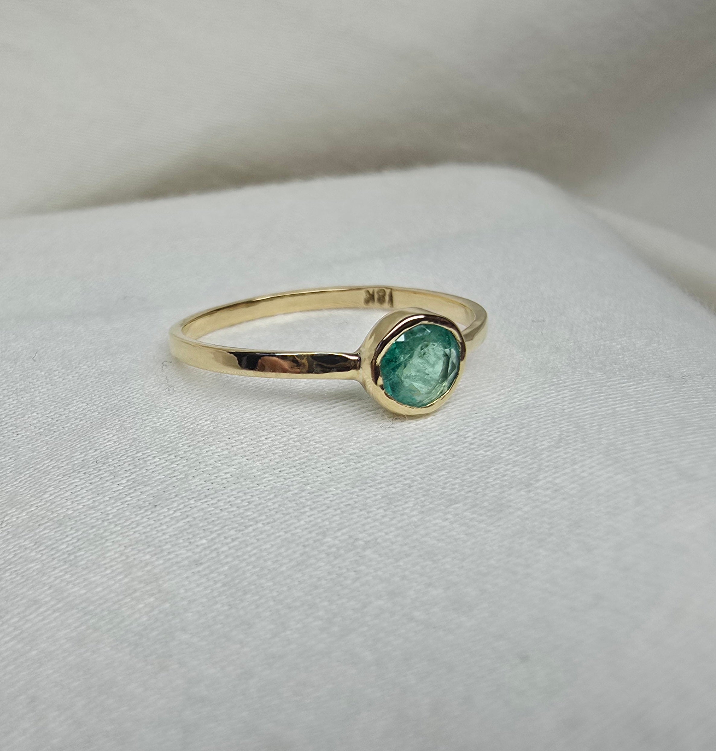 J012 - Fine emerald and gold ring