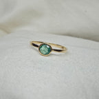 J012 - Fine emerald and gold ring