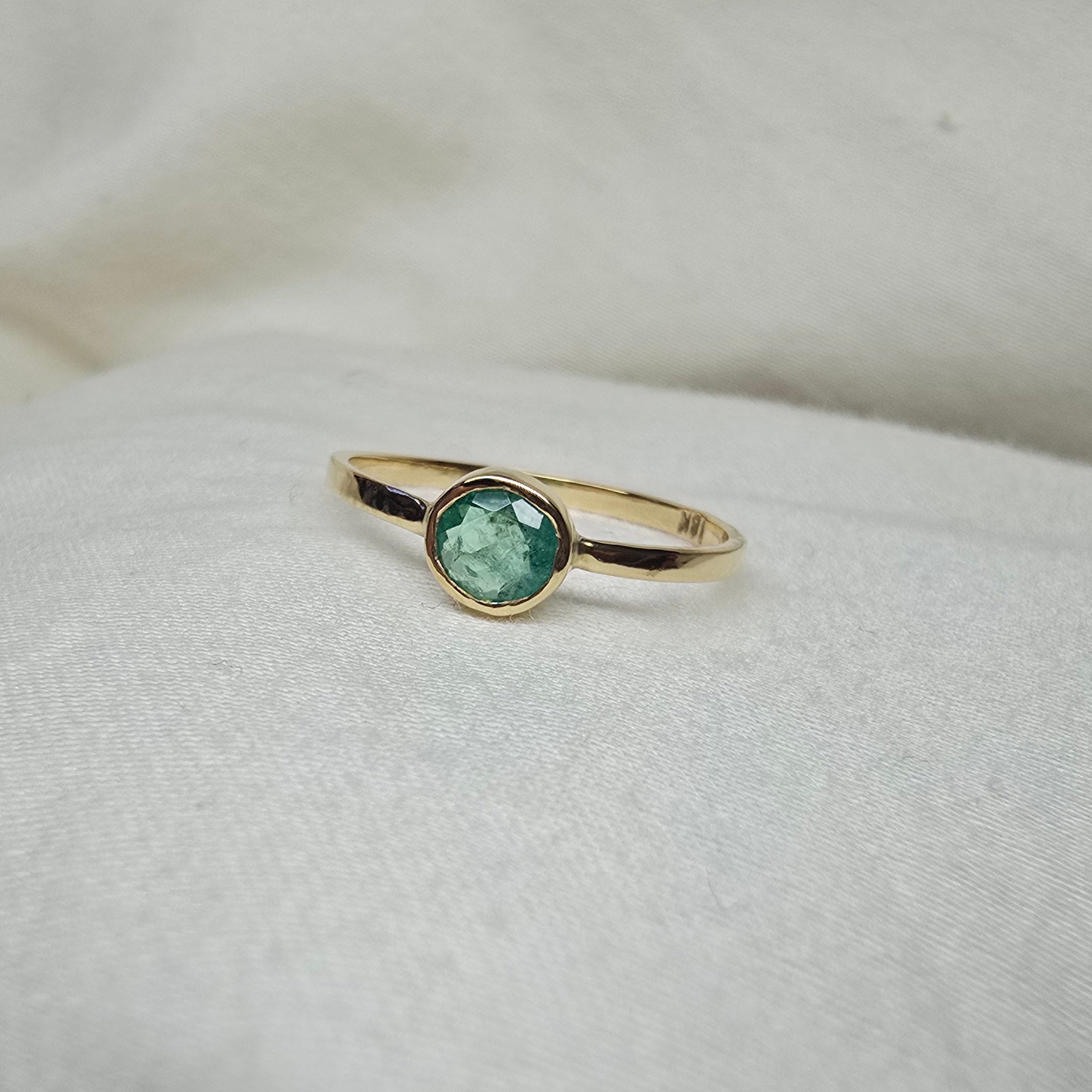 J012 - Fine emerald and gold ring