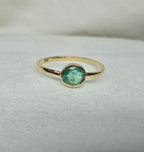 J012 - Fine emerald and gold ring