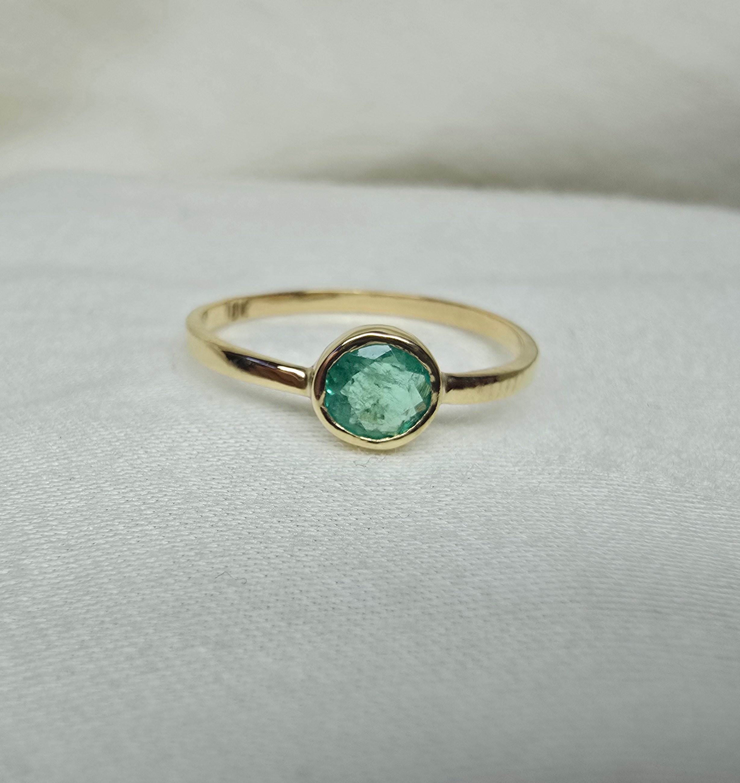 J012 - Fine emerald and gold ring