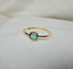 J012 - Fine emerald and gold ring