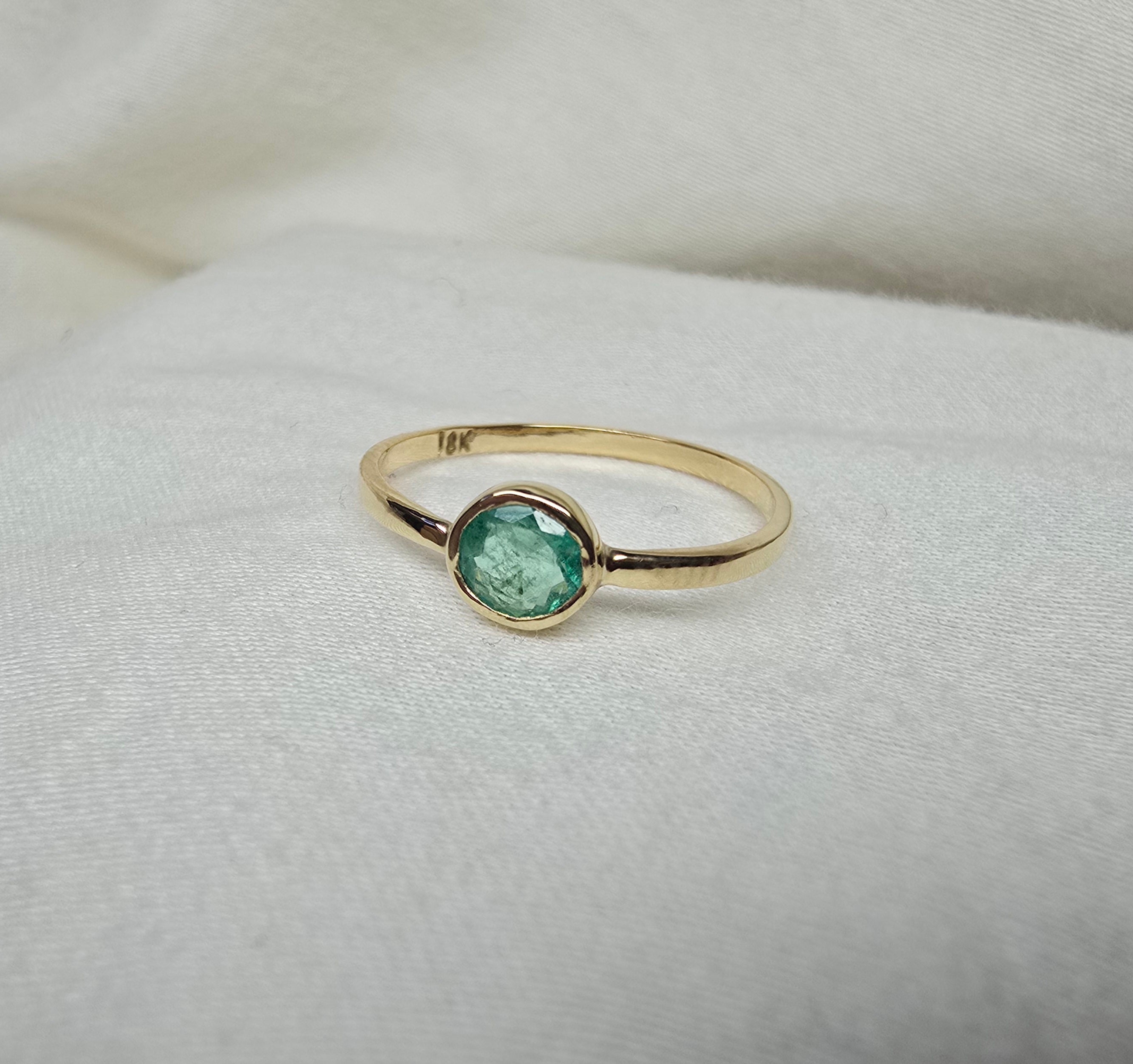 J012 - Fine emerald and gold ring