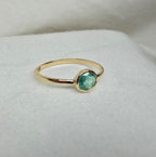 J012 - Fine emerald and gold ring