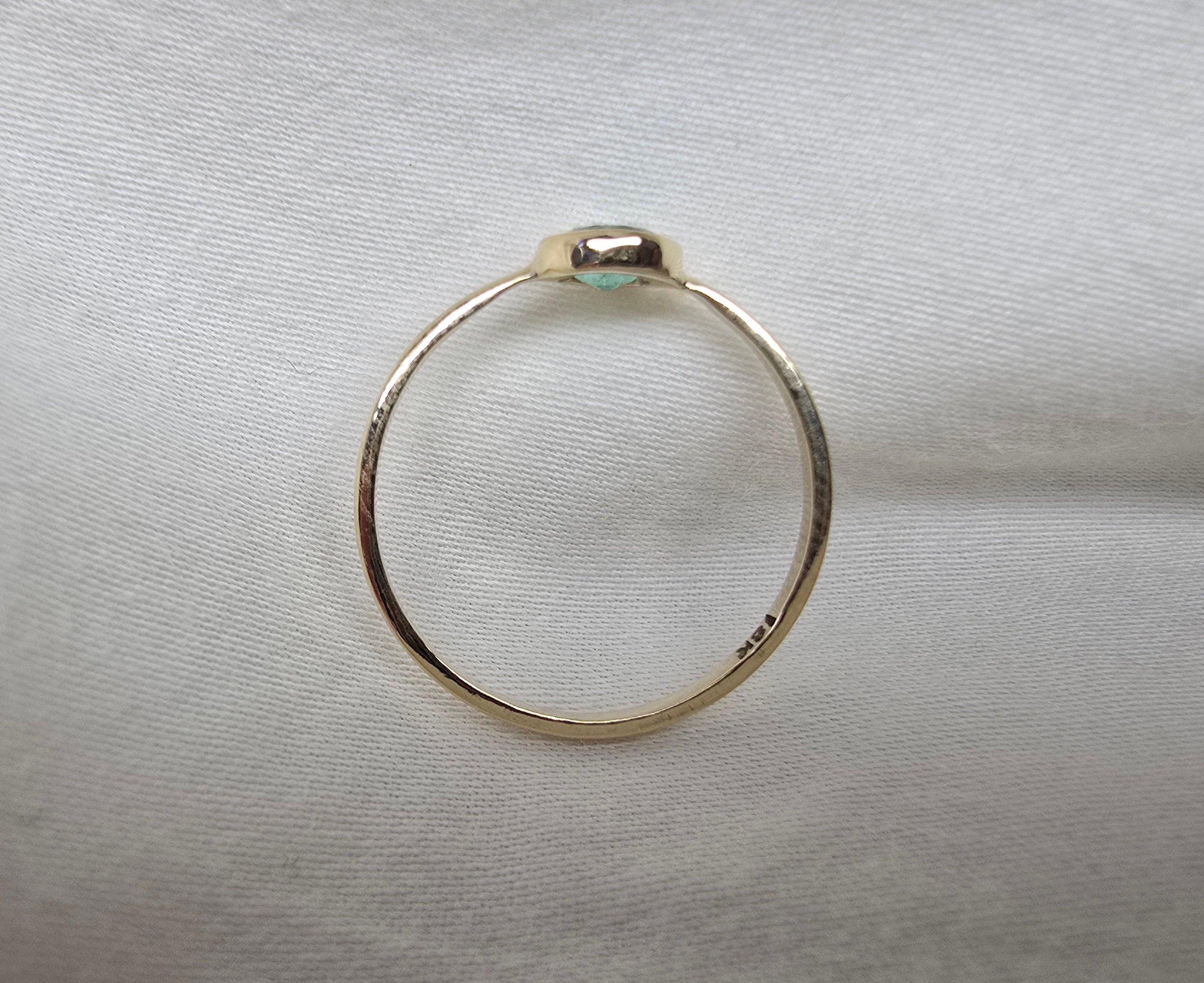 J012 - Fine emerald and gold ring