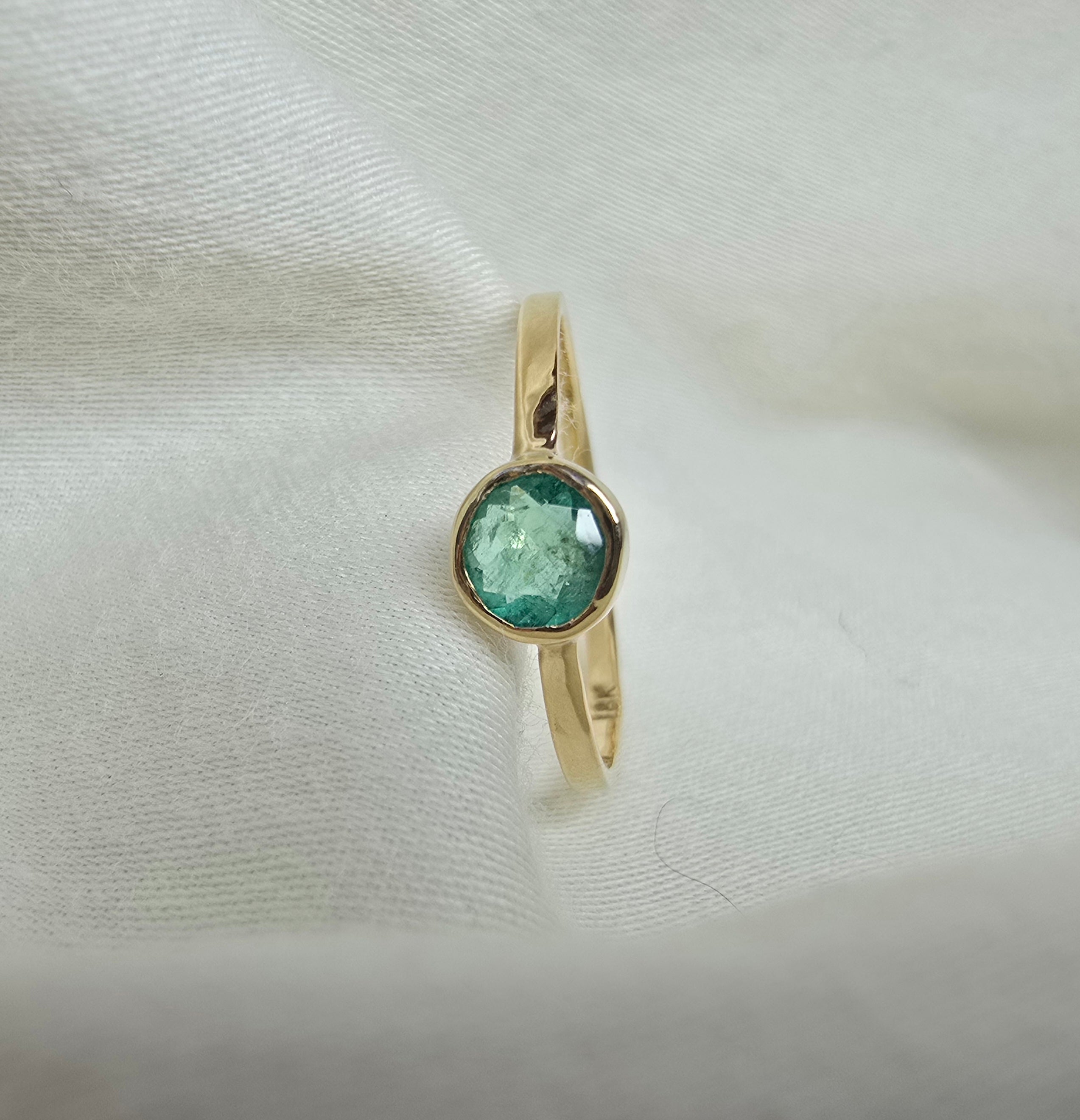 J012 - Fine emerald and gold ring