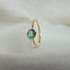 J012 - Fine emerald and gold ring