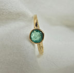 J012 - Fine emerald and gold ring