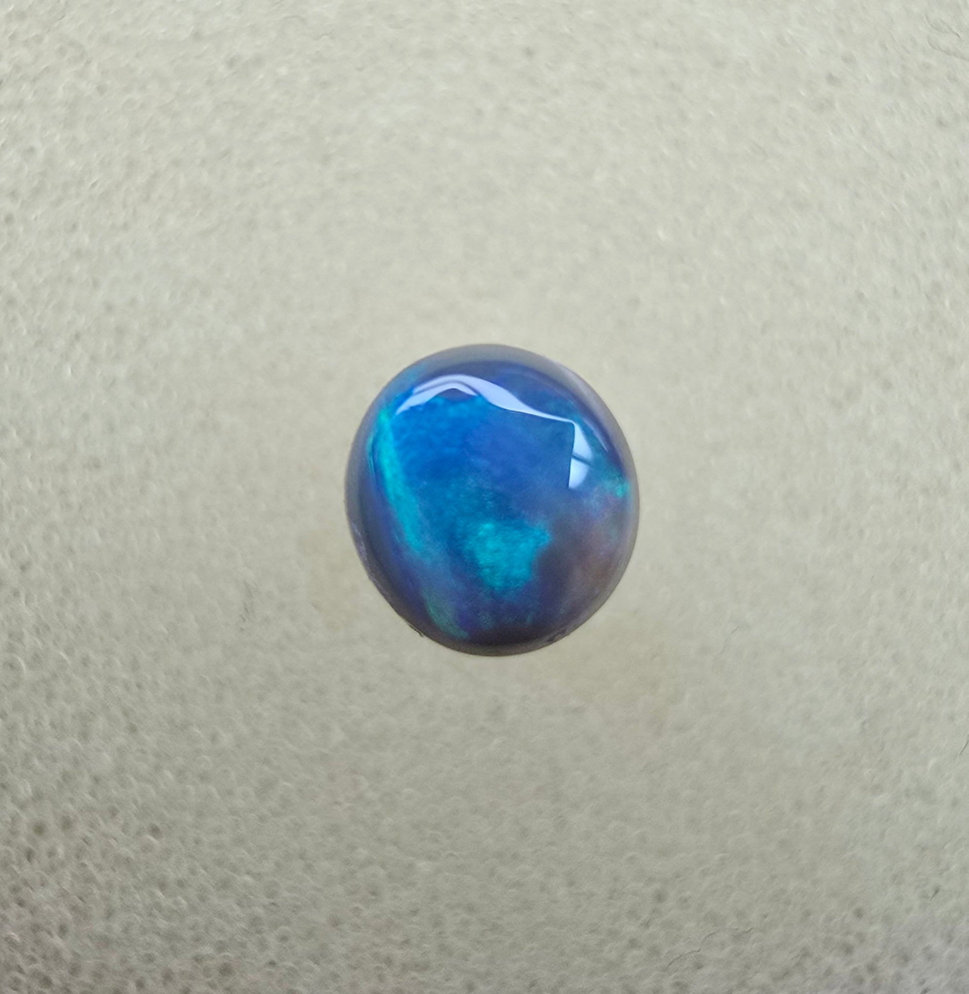 A853 - Small dark round cut