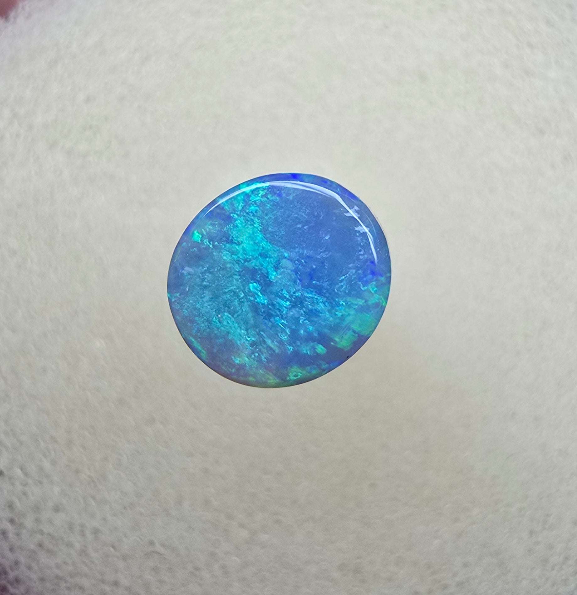 A855 - Beautiful blue green round cut