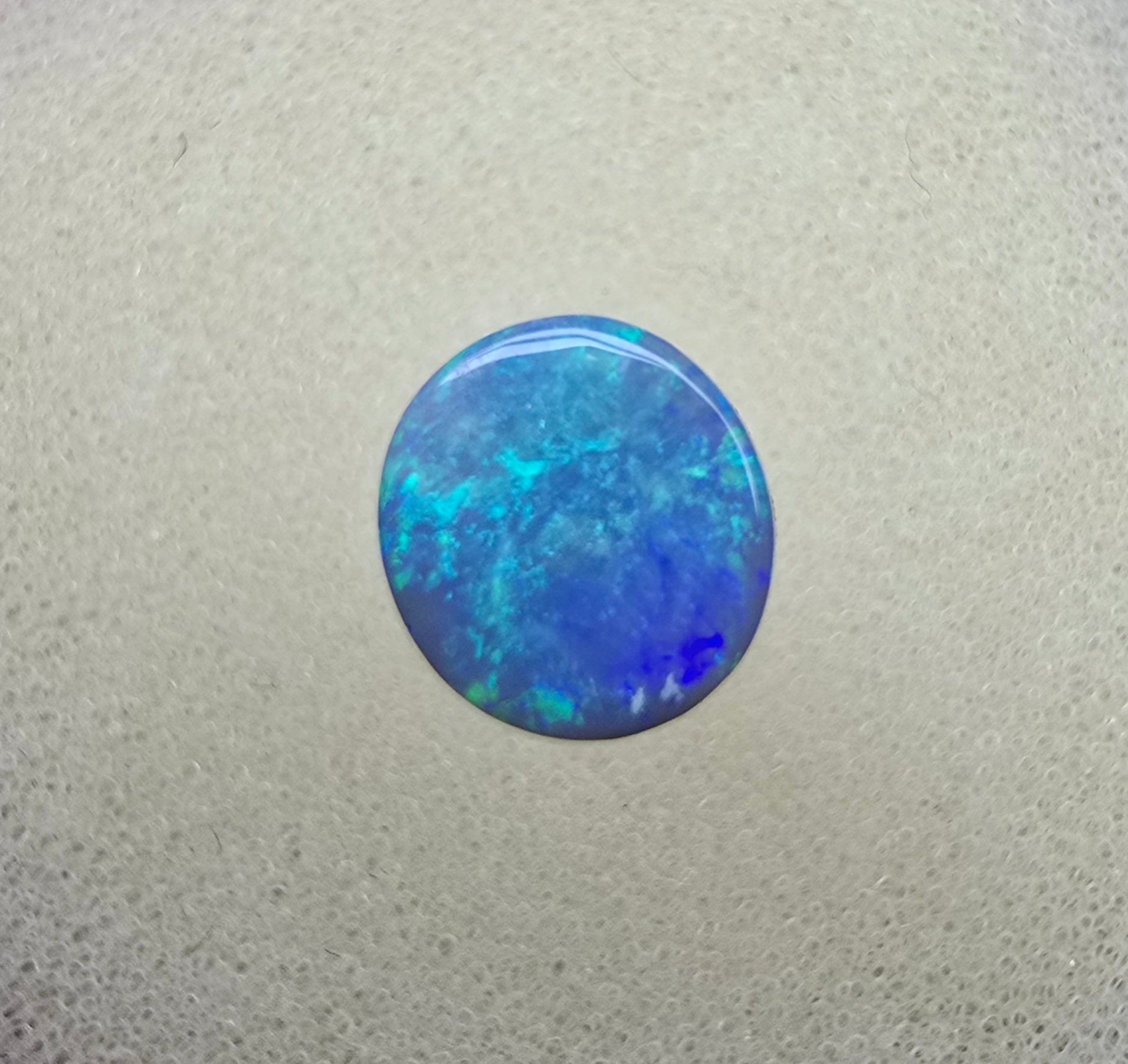 A855 - Beautiful blue green round cut