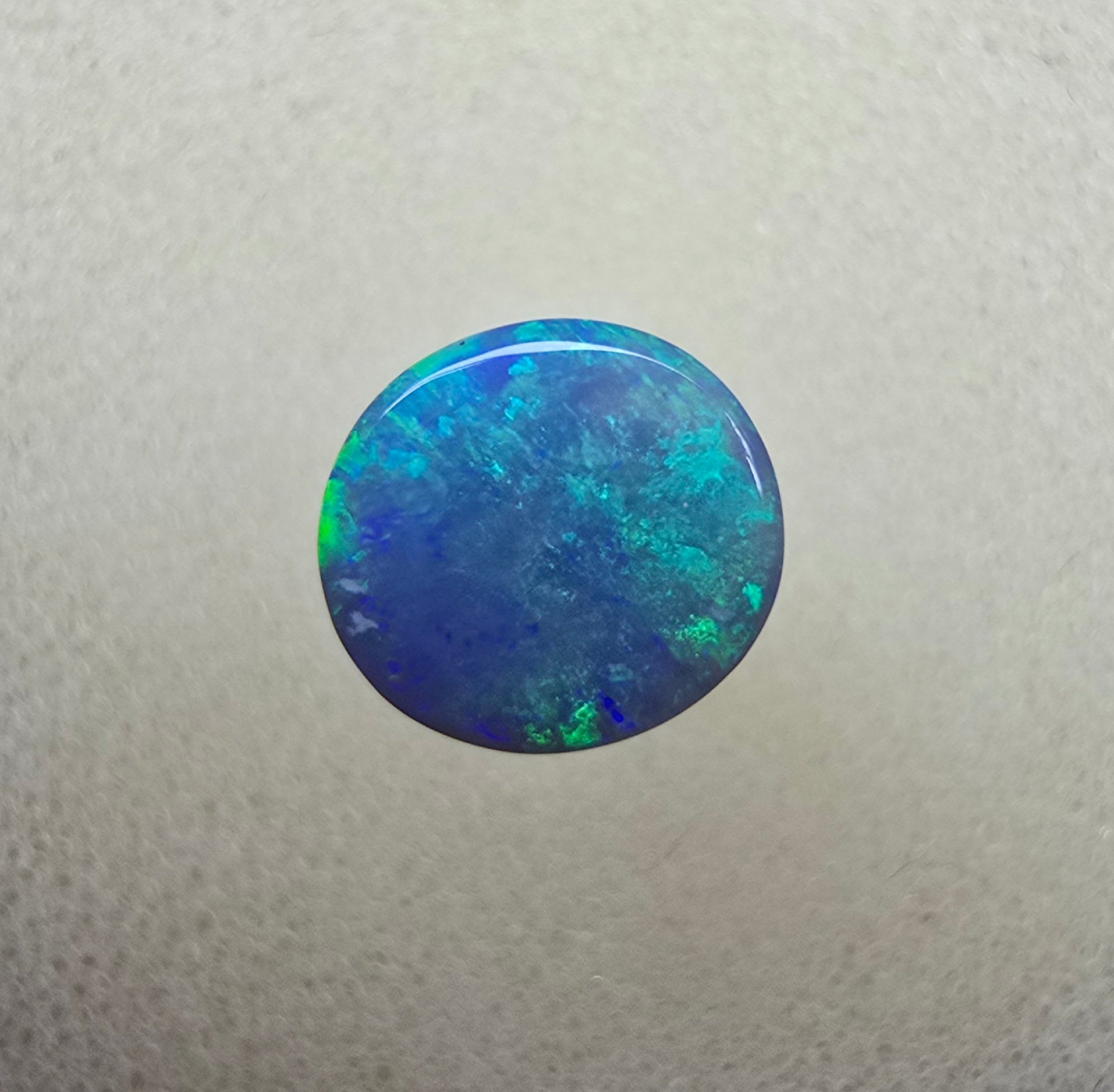 A855 - Beautiful blue green round cut