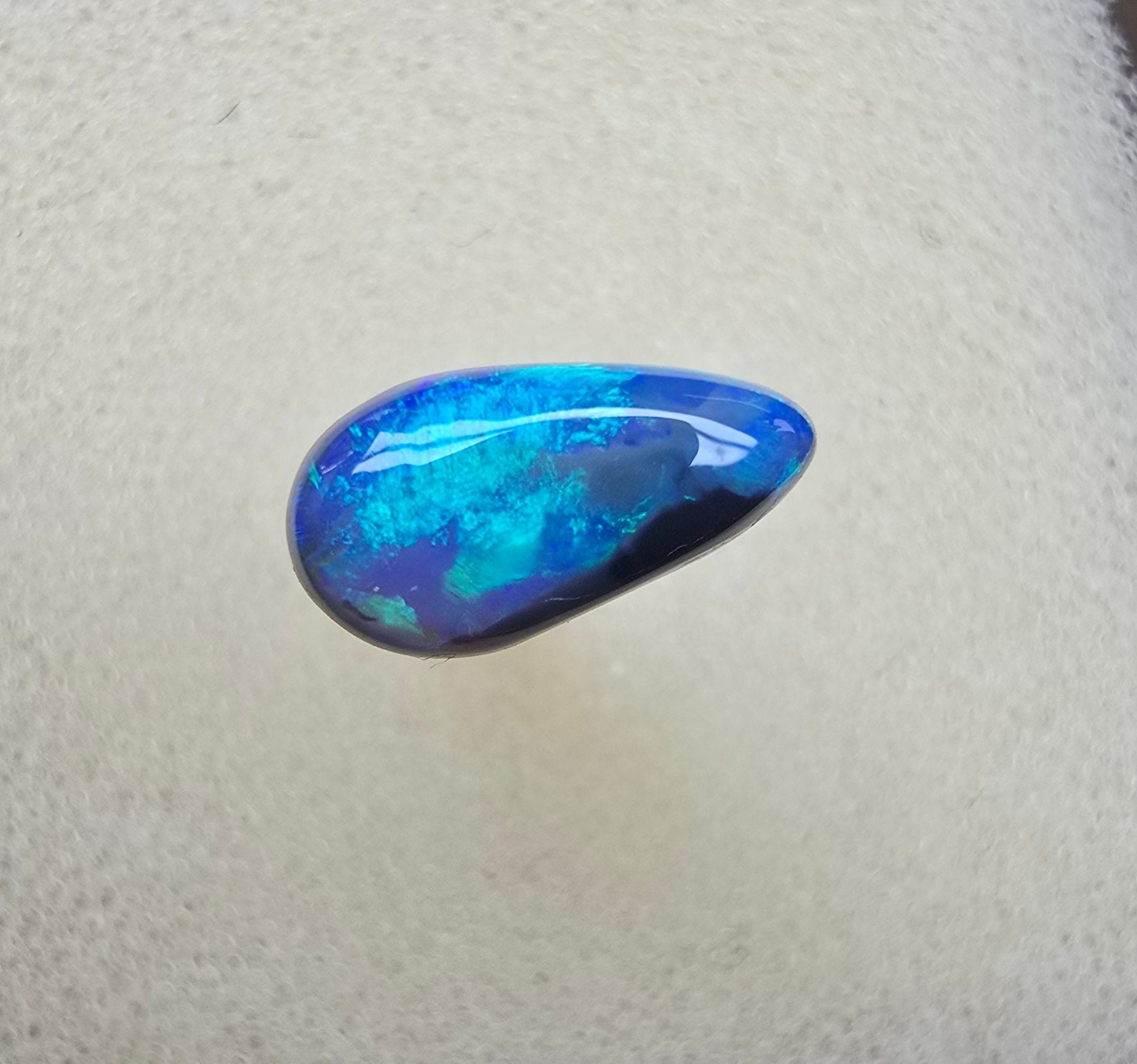 A856 - Drop cut blue on black