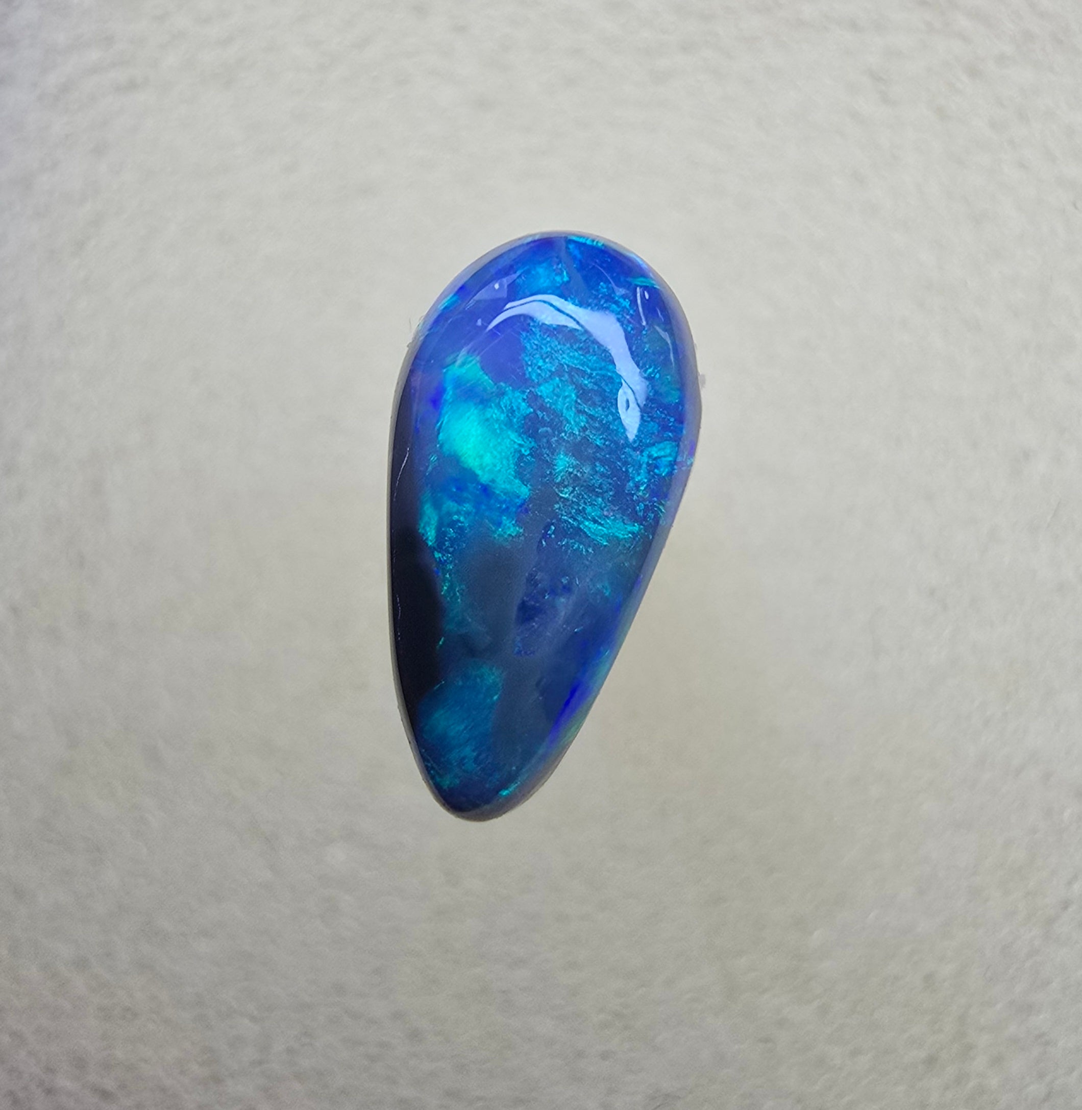 A856 - Drop cut blue on black