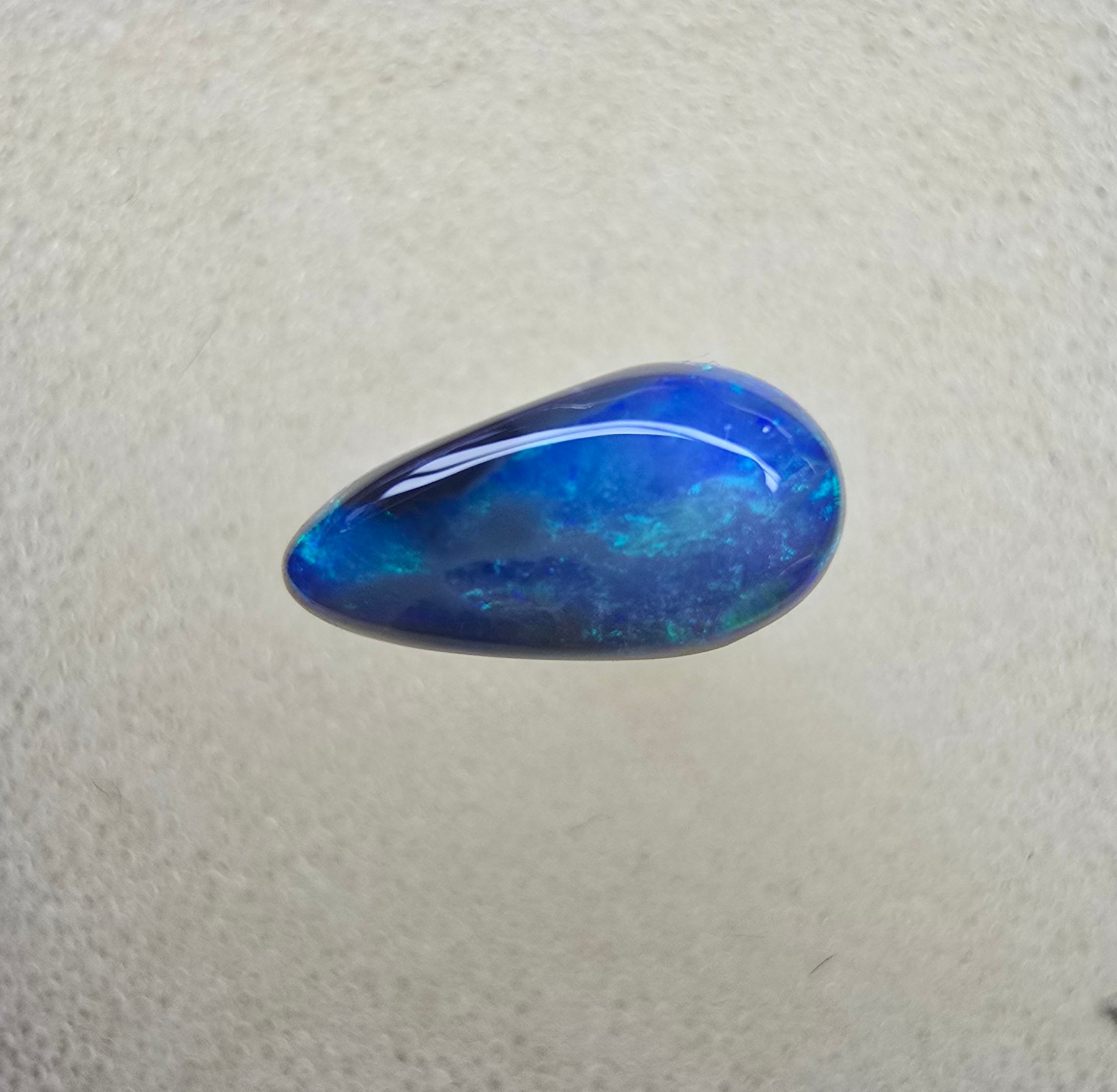 A856 - Drop cut blue on black