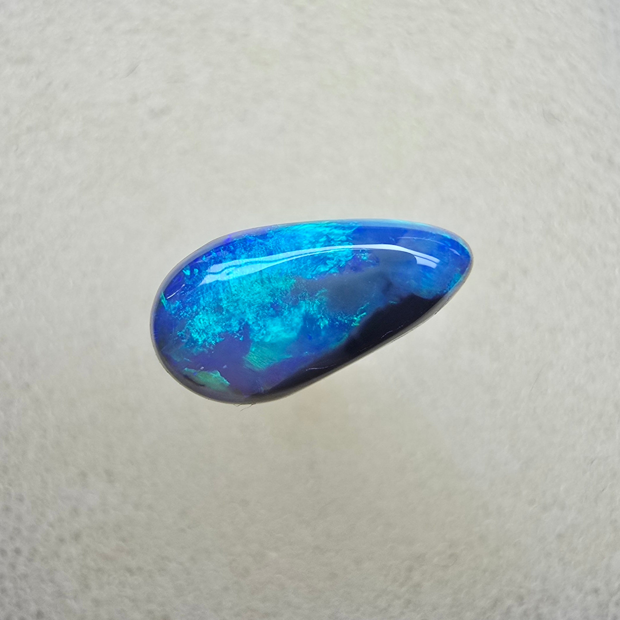 A856 - Drop cut blue on black
