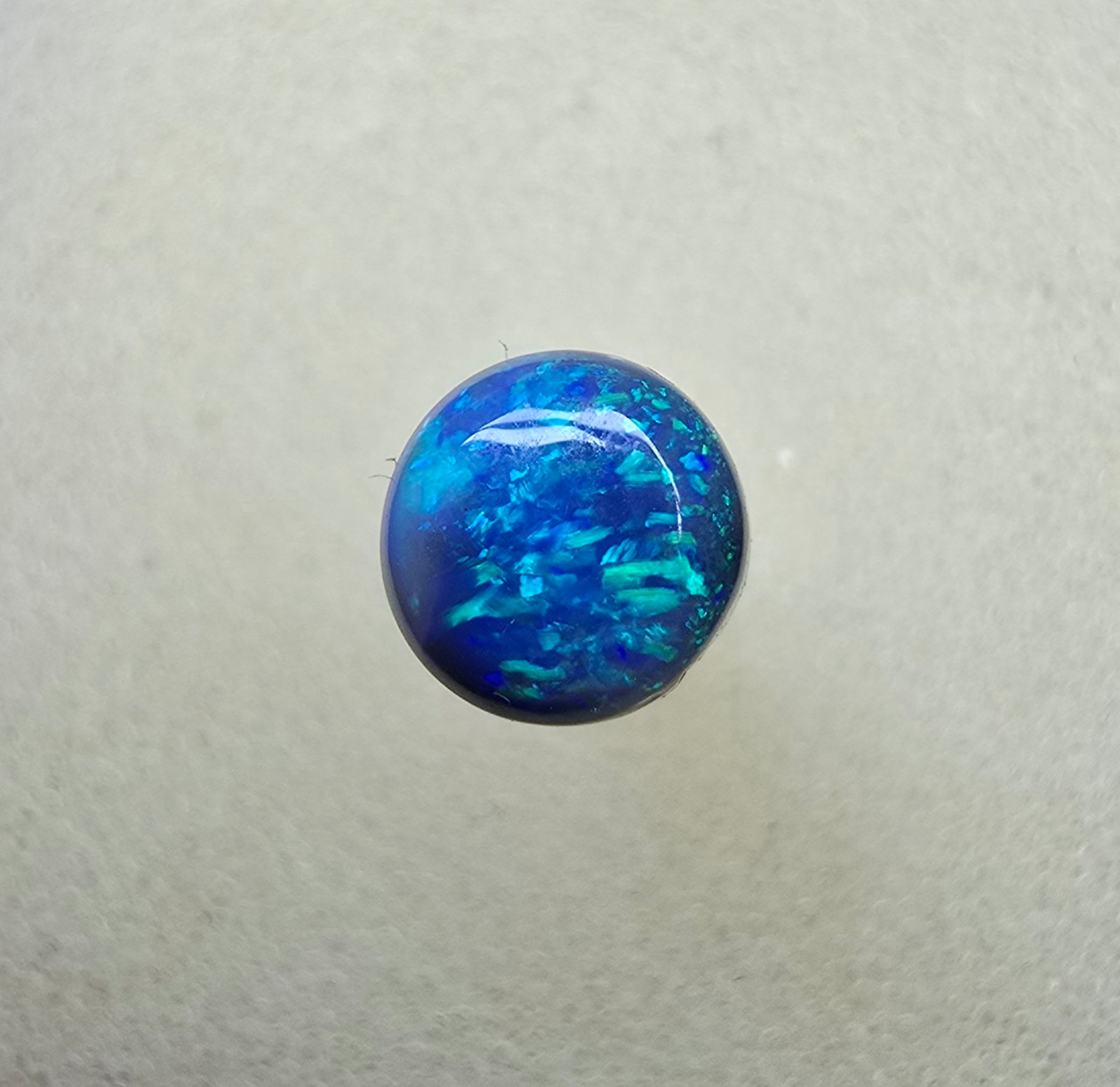 A865 - Round cut 3D blue on black