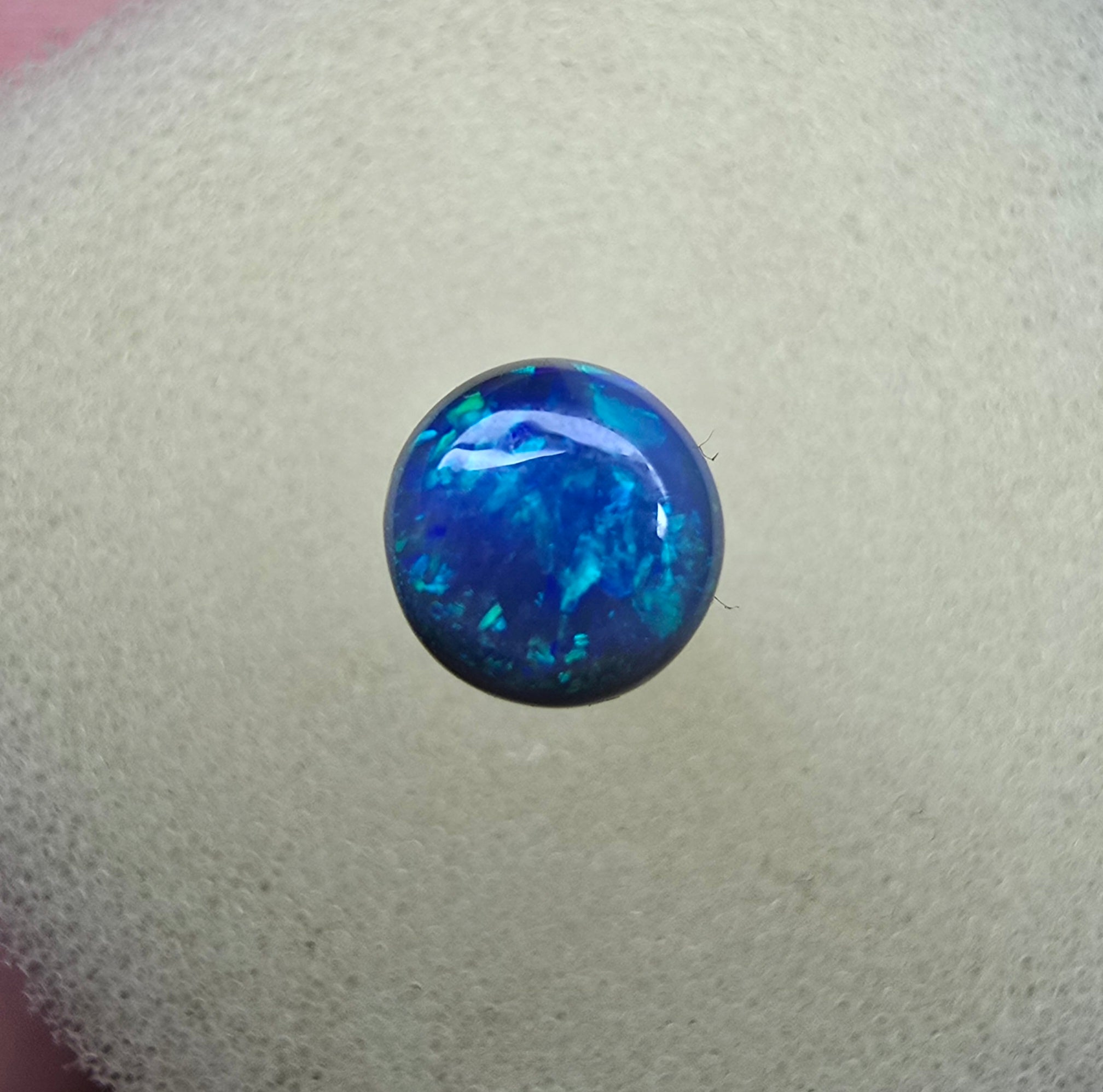 A865 - Round cut 3D blue on black