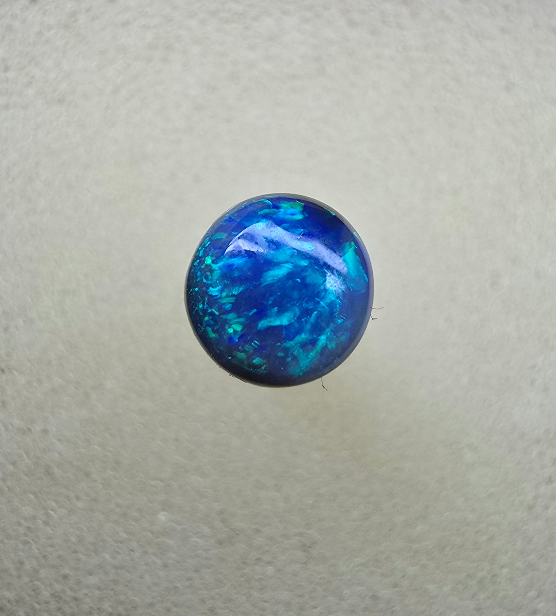 A865 - Round cut 3D blue on black
