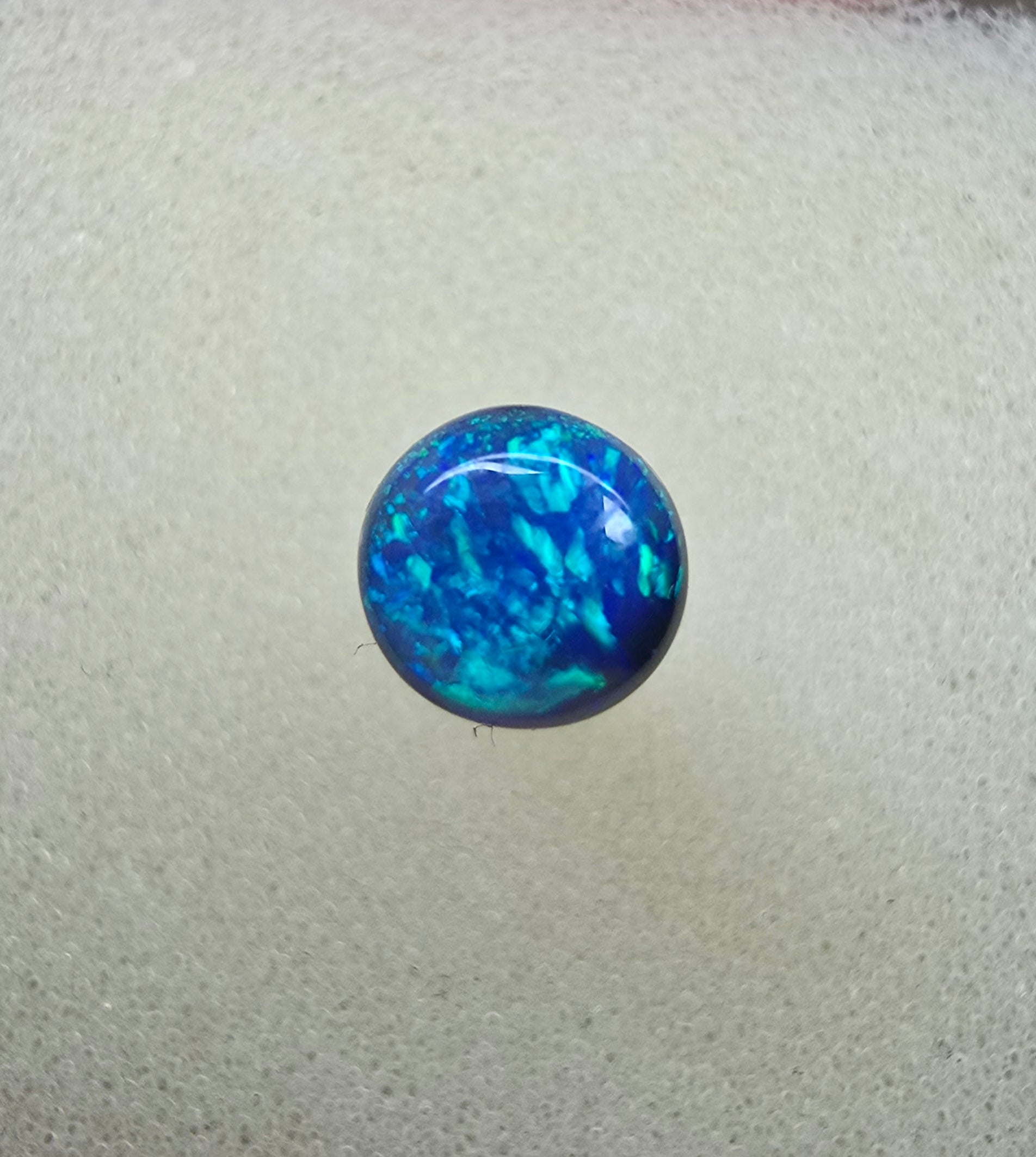 A865 - Round cut 3D blue on black