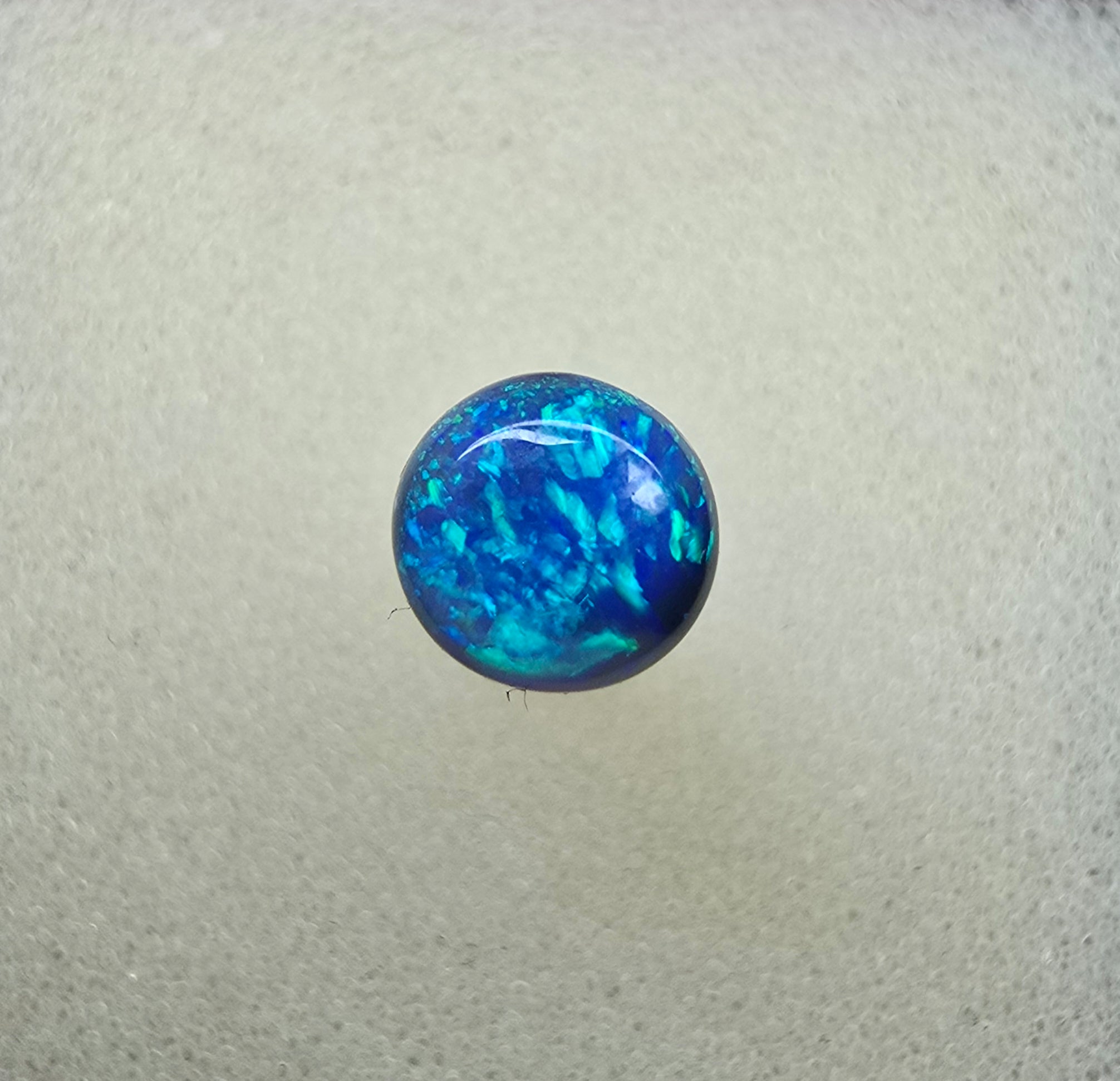A865 - Round cut 3D blue on black