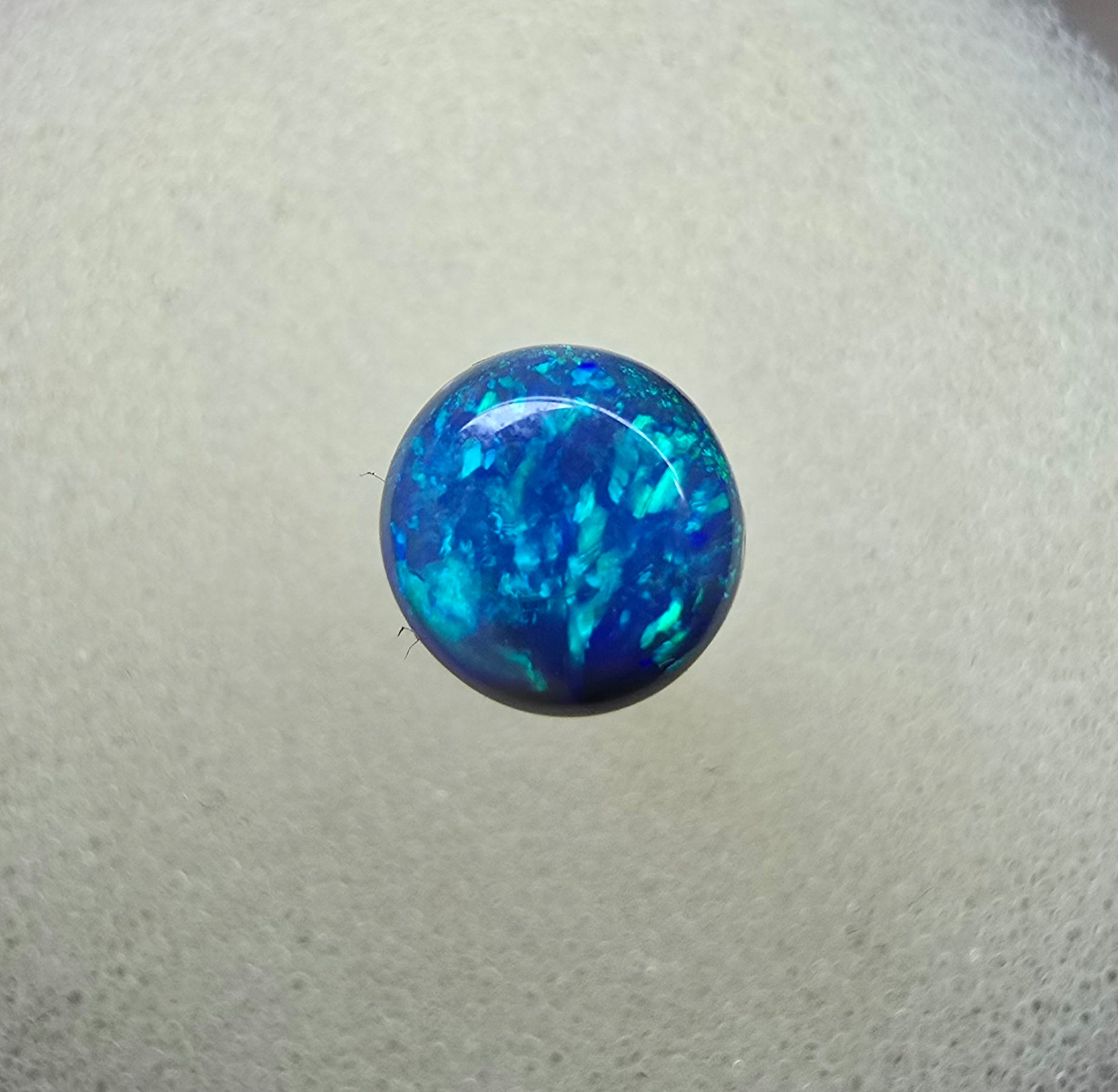 A865 - Round cut 3D blue on black