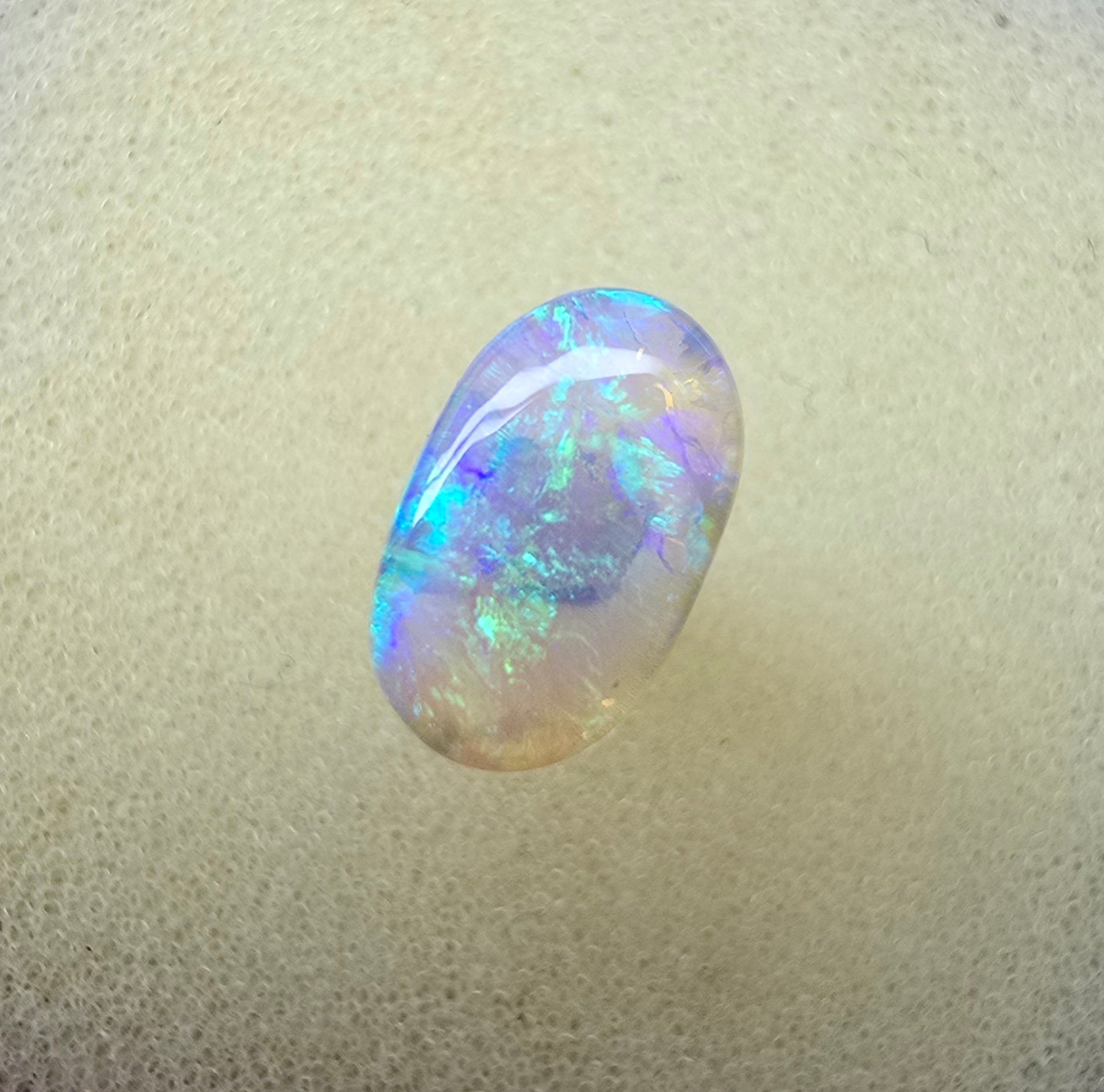 A873 - Beautiful oval cabochon crystal opal