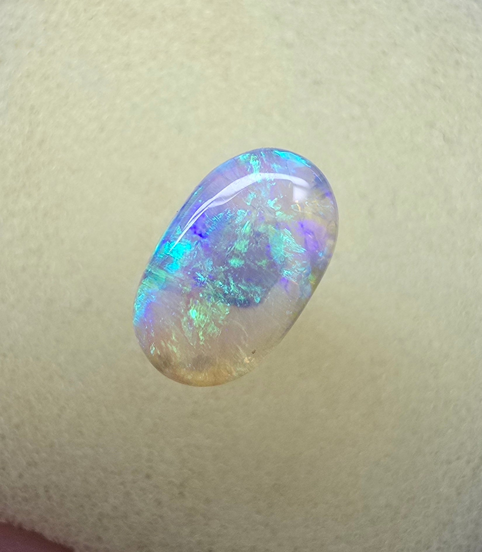 A873 - Beautiful oval cabochon crystal opal