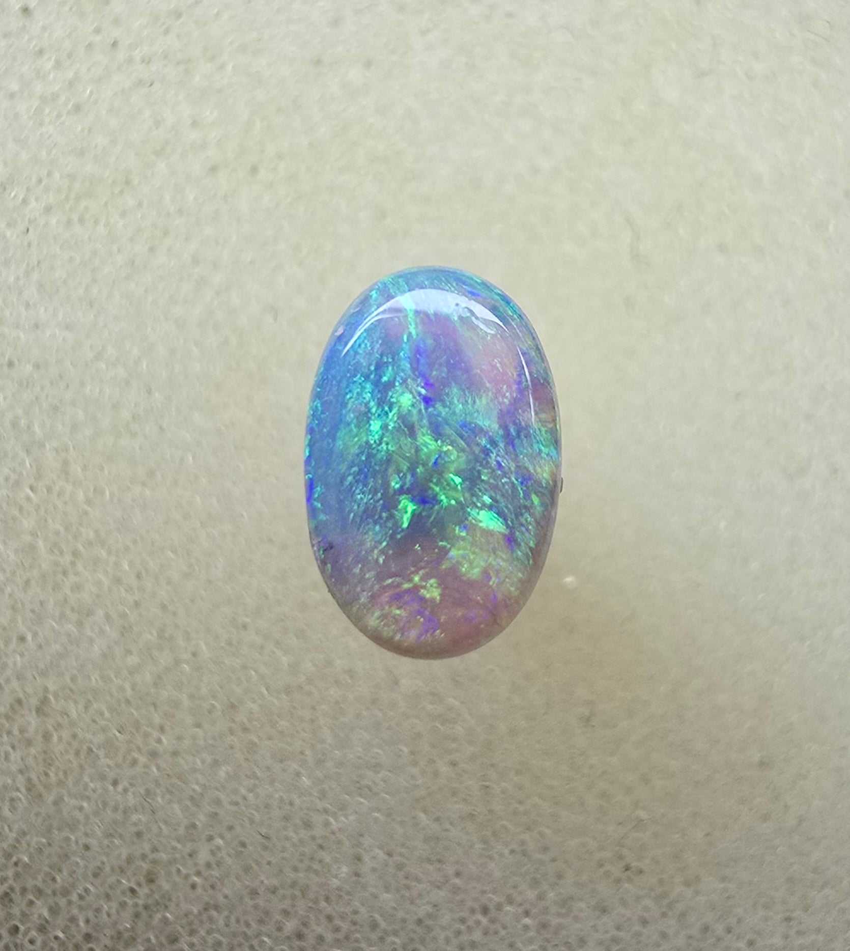 A874 - Bright flashy crystal opal