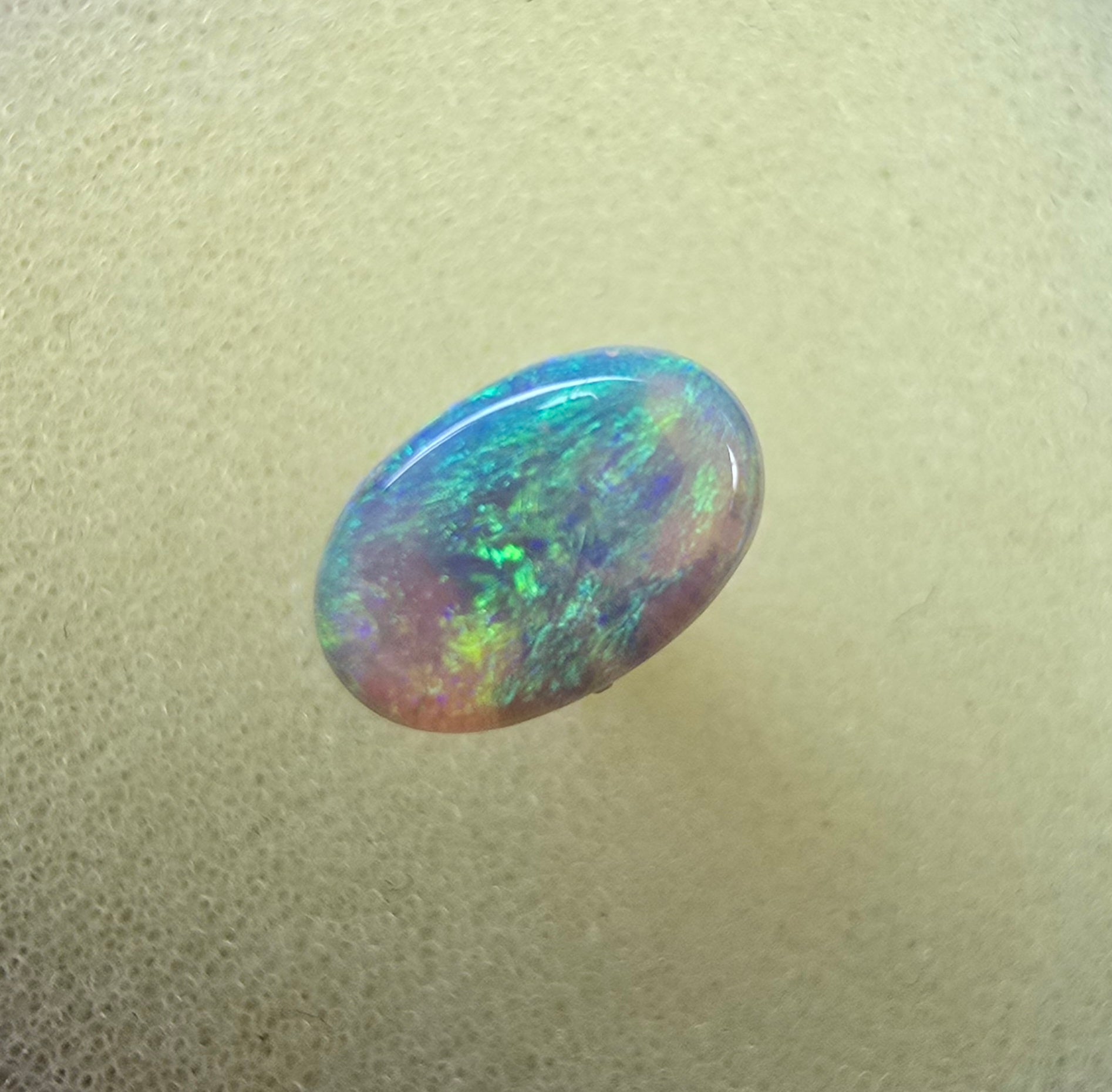 A874 - Bright flashy crystal opal