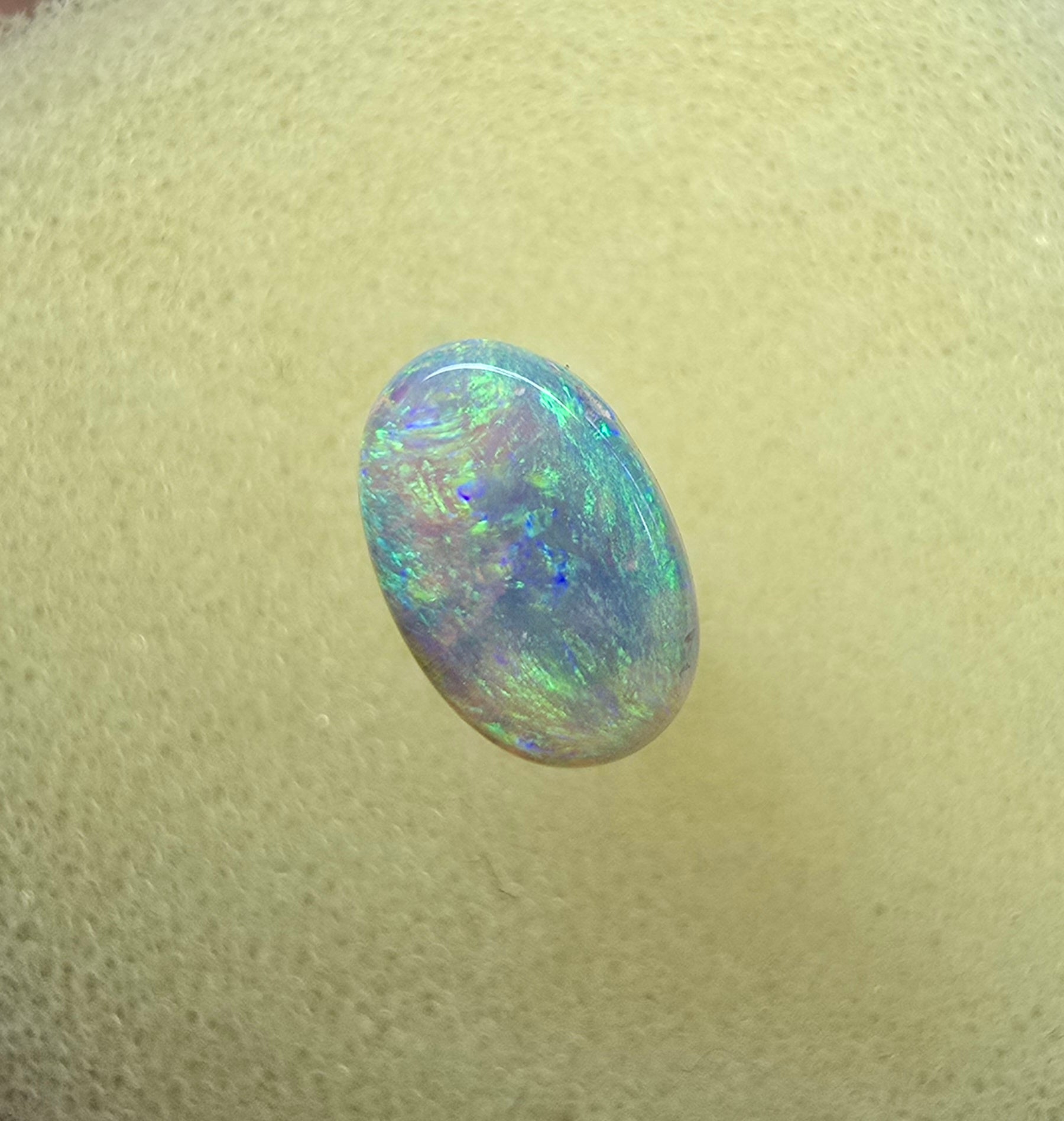 A874 - Bright flashy crystal opal