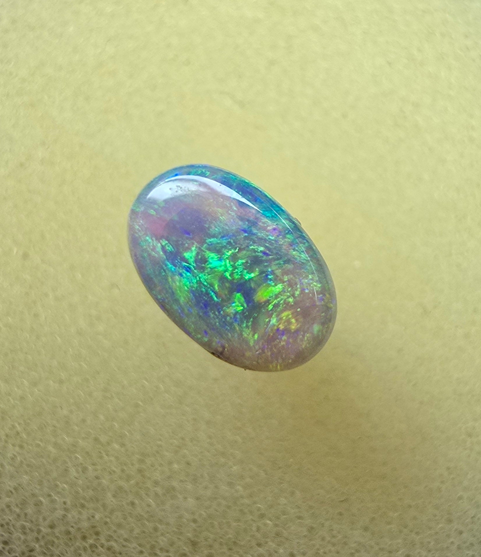 A874 - Bright flashy crystal opal
