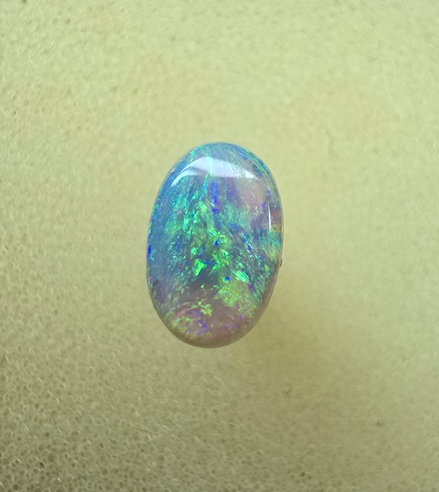 A874 - Bright flashy crystal opal